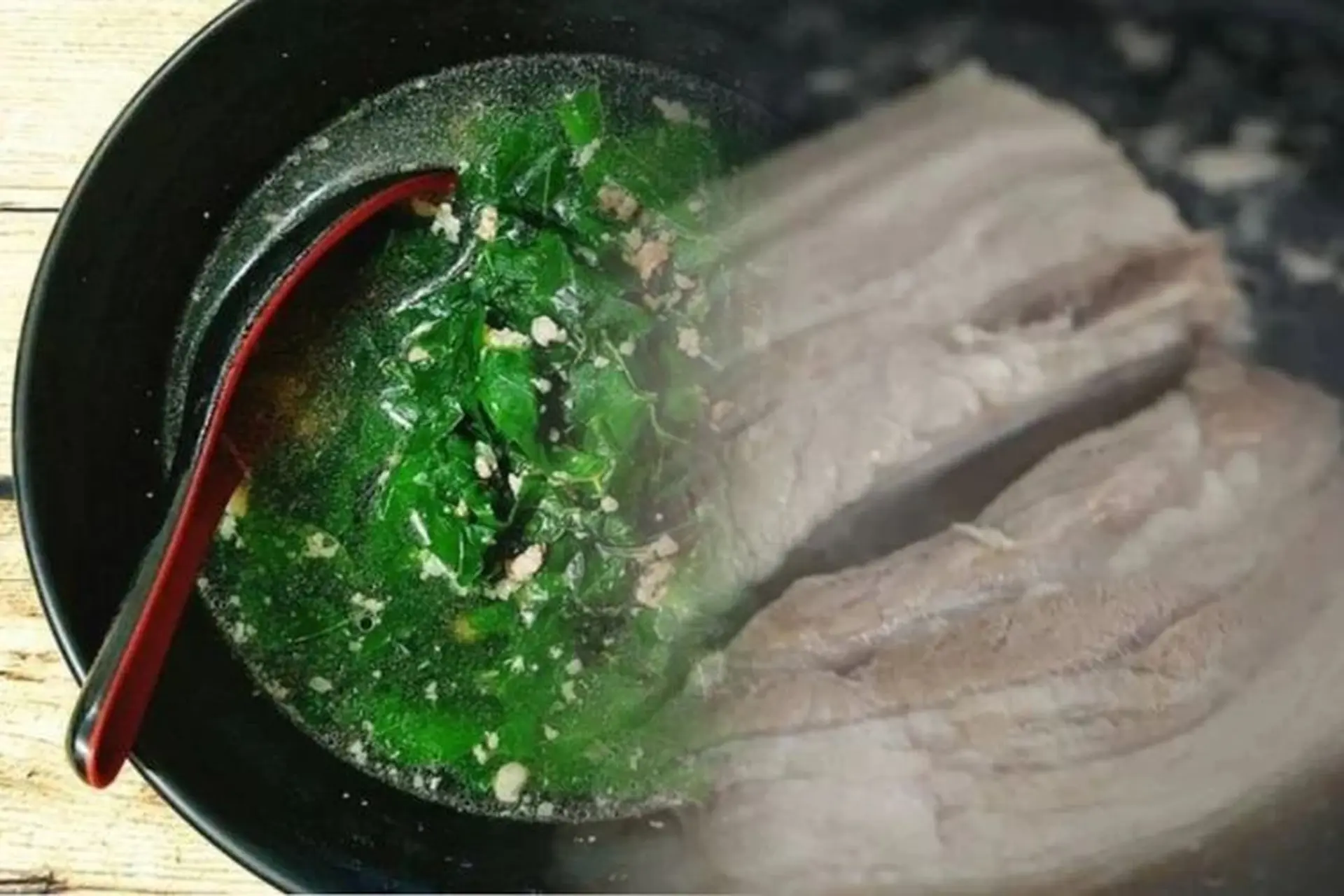 Nước luộc thịt nên để nấu canh hay đổ đi? Hướng dẫn sử dụng nước luộc thịt an toàn, thơm ngon