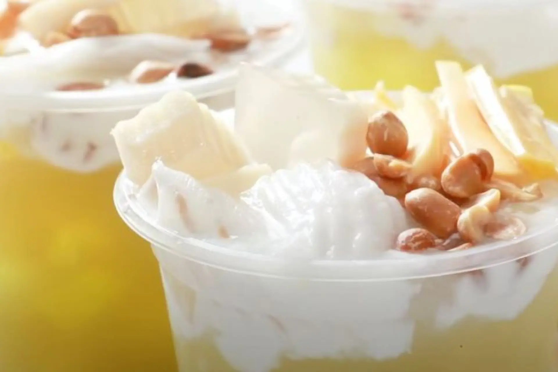 Làm nước mía cốt dừa thơm ngon ngay tại nhà và mời các thành viên thưởng thức để xua tan cái nóng