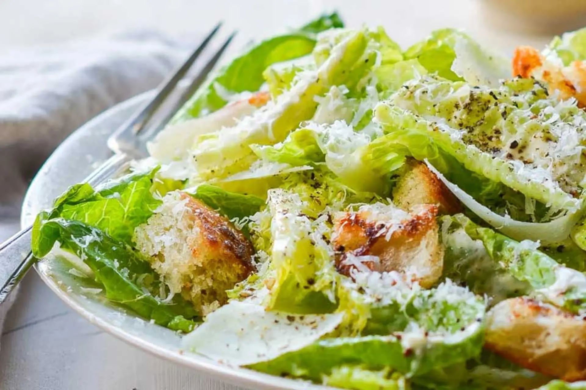 Bí quyết làm nước sốt trộn Caesar salad ngon đúng chuẩn, đậm đà cho món salad hoàn hảo