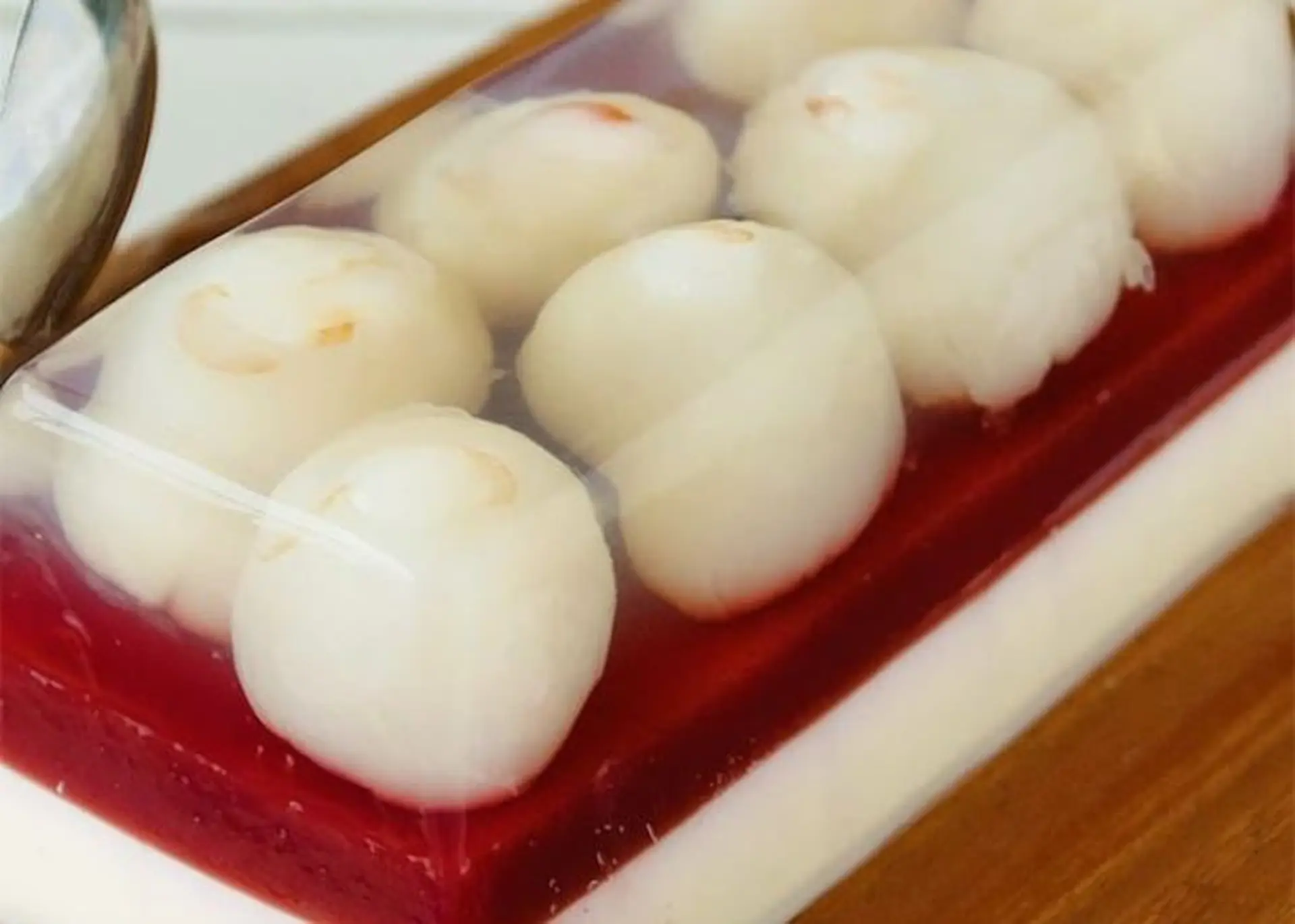Không ai có thể cưỡng lại món Panna Cotta vải và phúc bồn tử núng nính, ngọt mát