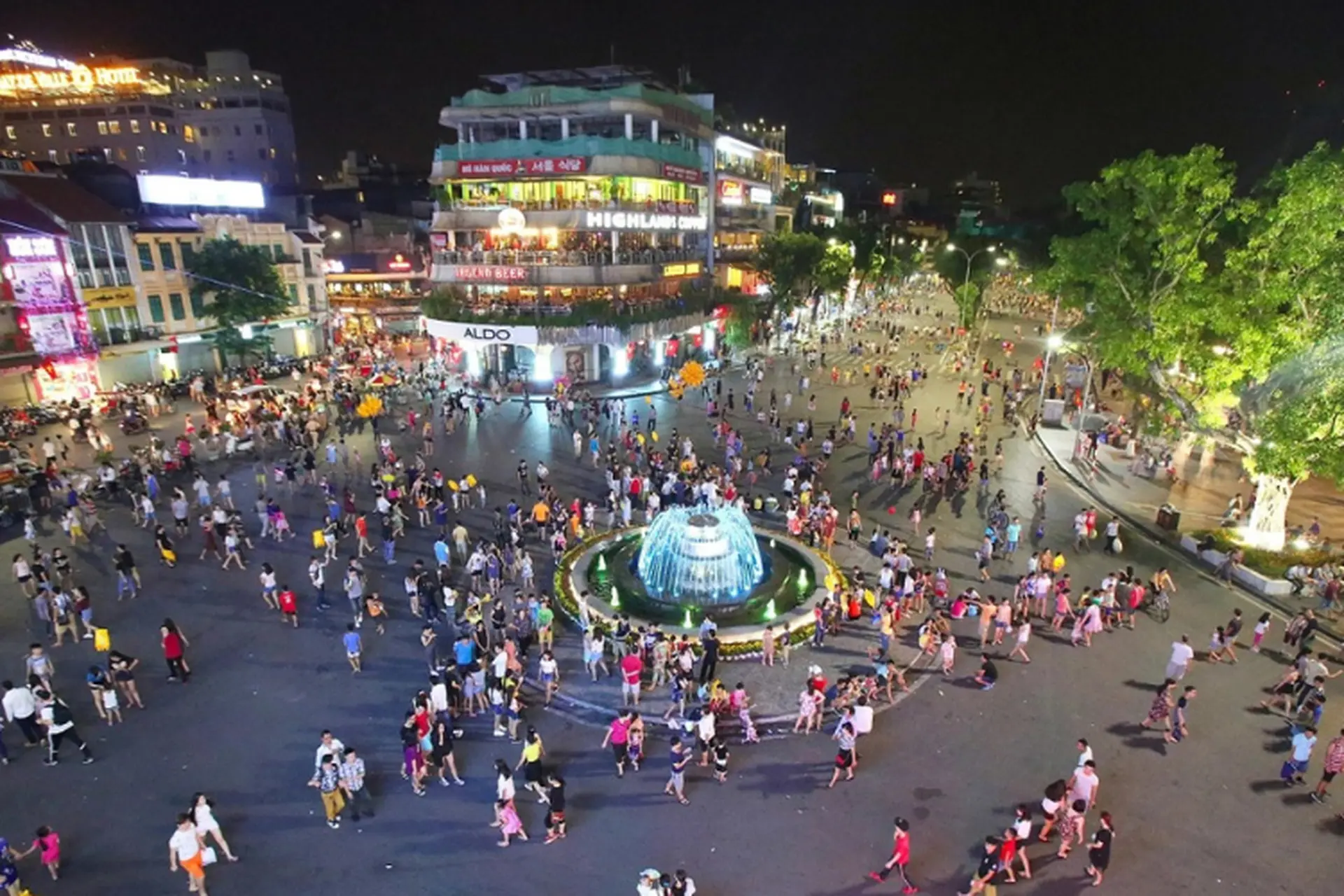 Khám phá phố đi bộ Hà Nội: 4 tuyến phố sôi động, vui chơi, ẩm thực và trải nghiệm cuối tuần