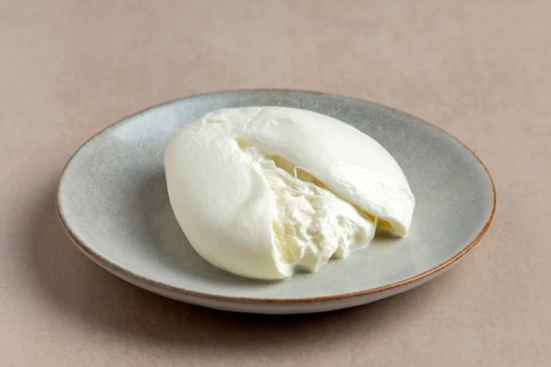 Phô mai Burrata là gì? Cách thưởng thức đúng chuẩn và làm loại phô mai này tại nhà