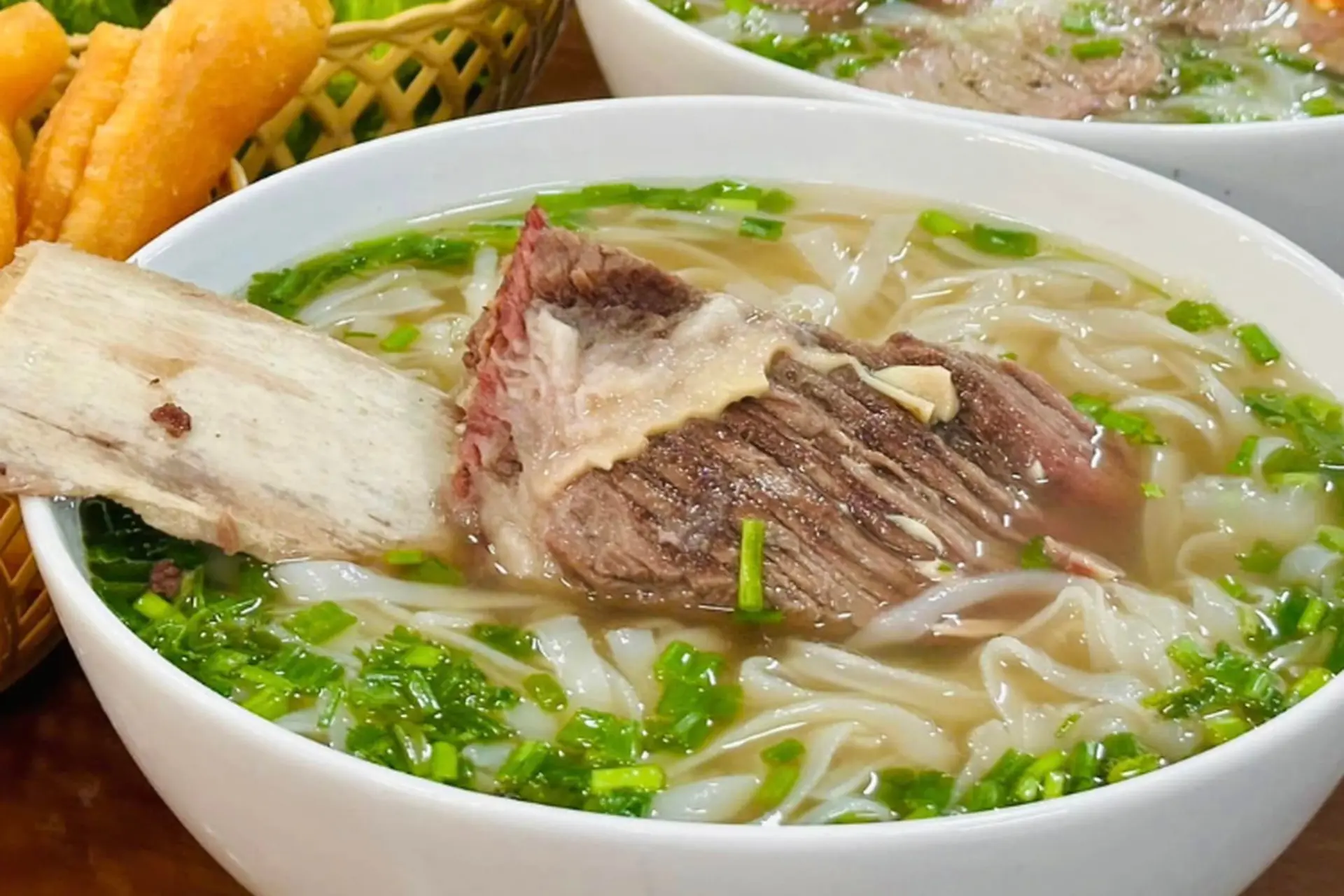 Bí quyết nấu phở sườn bò chuẩn vị, nước dùng ngọt thanh, sườn chín mềm hấp dẫn