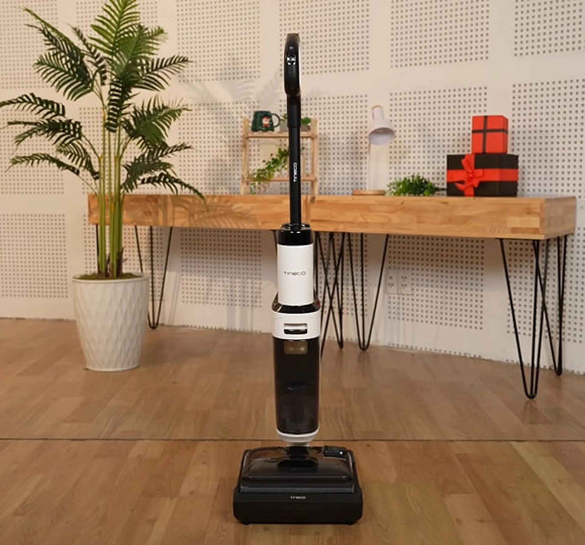 Tineco Floor One S6 Stretch Pro: Em này không cần cắm điện, dùng PIN, người lười như tui rất THÍCH.