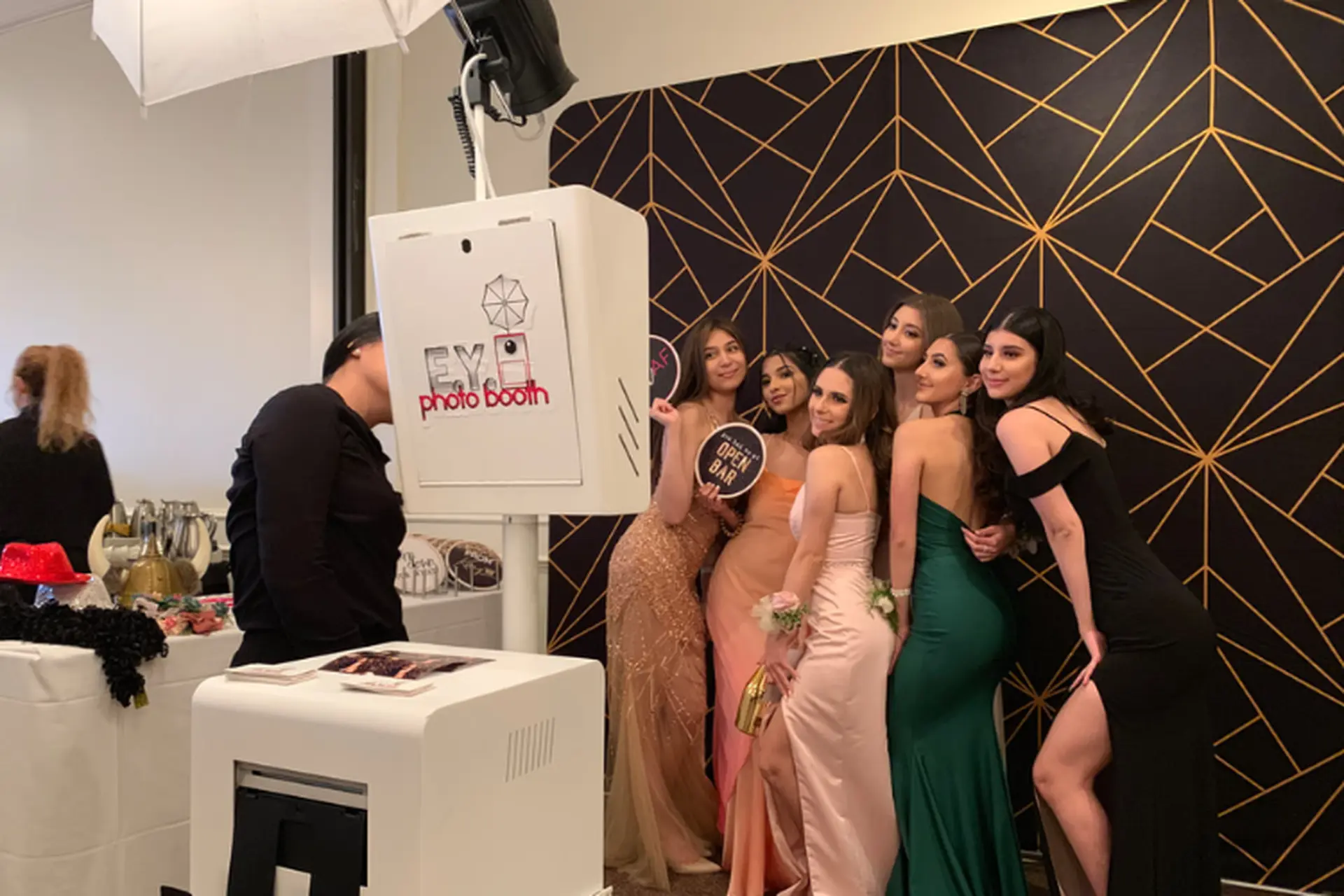 Photobooth là gì? Tất tần tật về xu hướng chụp ảnh được ưa chuộng tại các sự kiện hiện nay