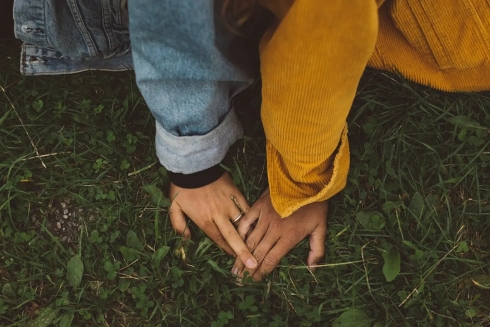 Physical Touch là gì? Làm sao để nhận biết đối phương yêu thích Physical Touch?