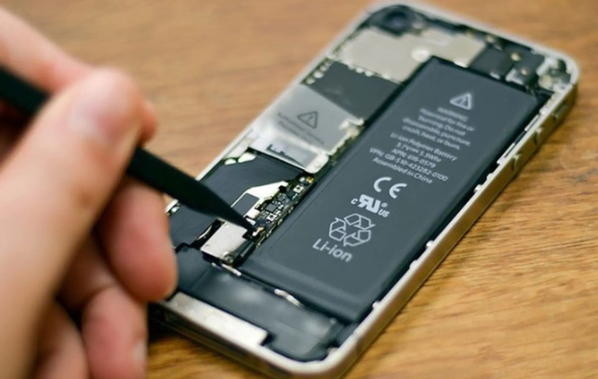 Pin iPhone có thay được không? Khi nào nên thay pin để máy hoạt động tốt hơn?