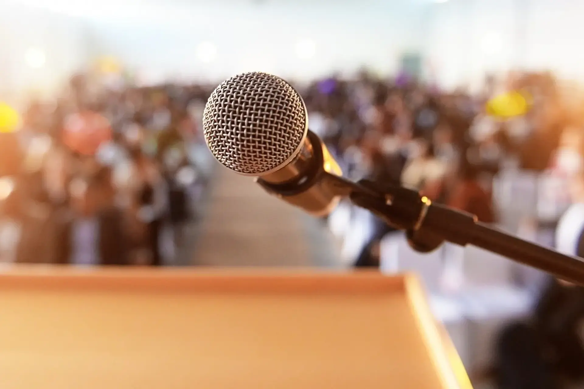 Public Speaking là gì? Nghệ thuật chinh phục đám đông bằng lời nói và cảm xúc