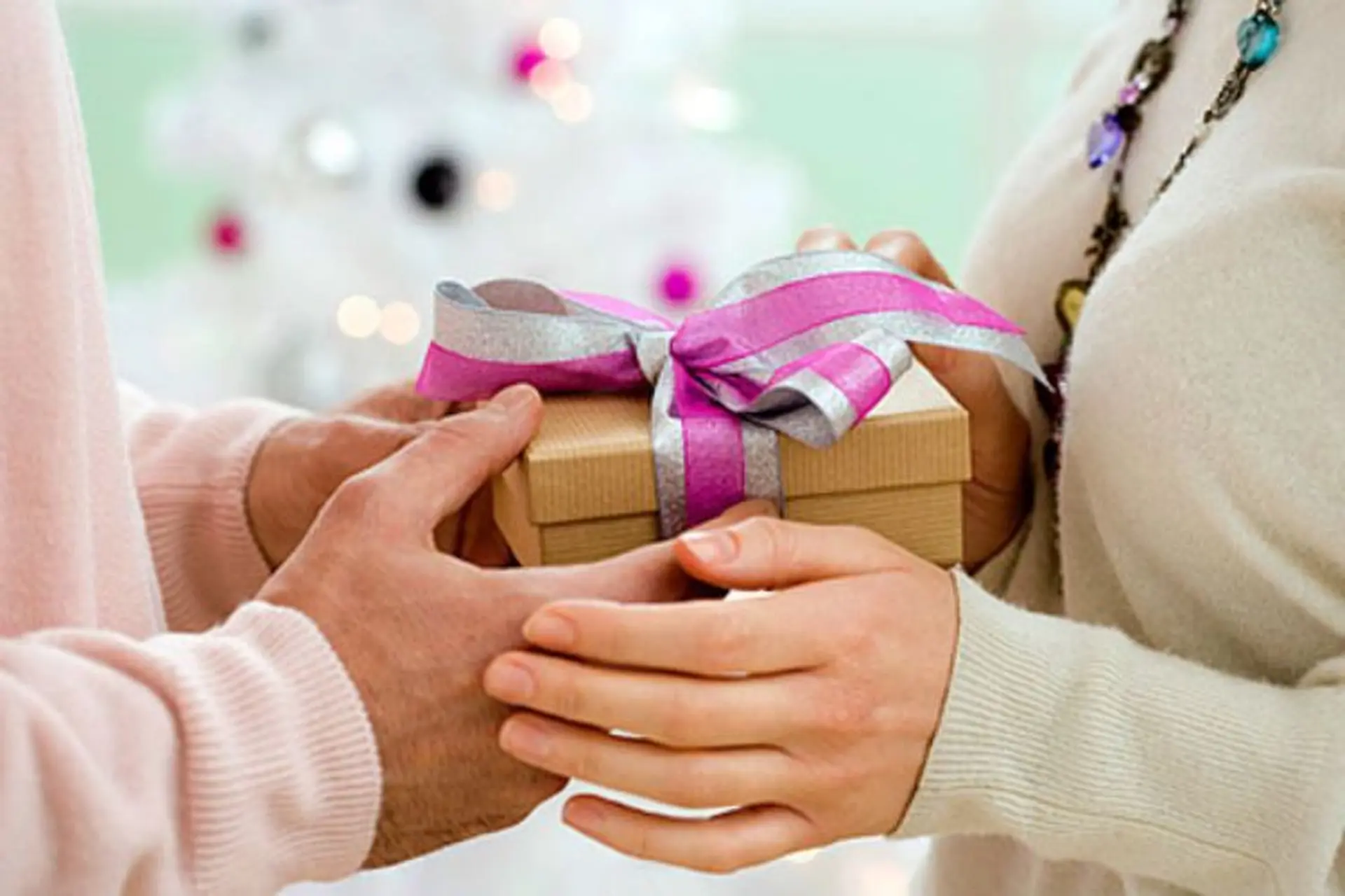 Vì sao nên tặng quà kỷ niệm ngày cưới cho bố mẹ? Top 15 món quà ý nghĩa nhất