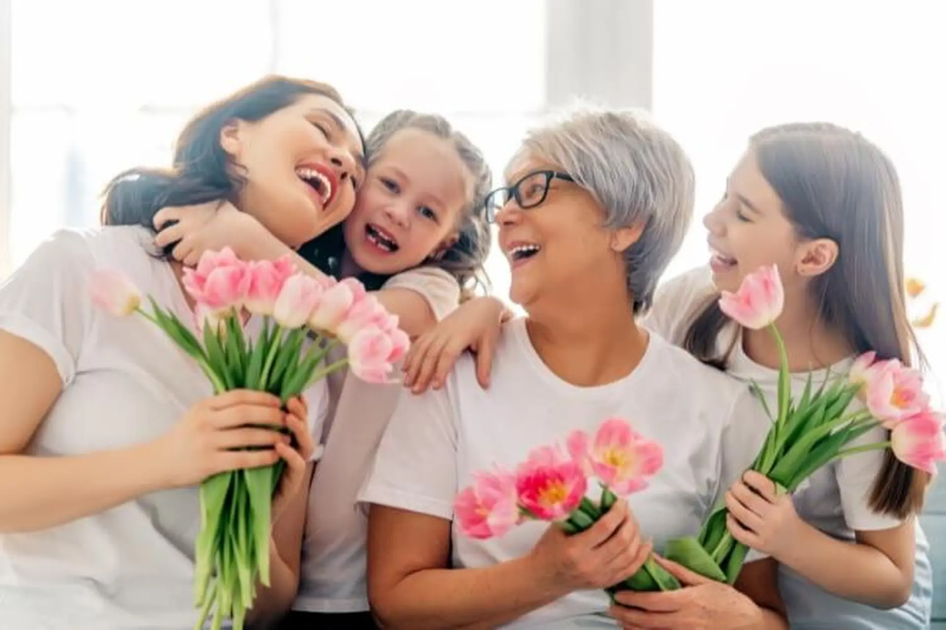 Hướng dẫn chọn quà tặng 20/10 cho bà: Biểu hiện tấm lòng thành kính qua những món quà ý nghĩa và thiết thực nhất