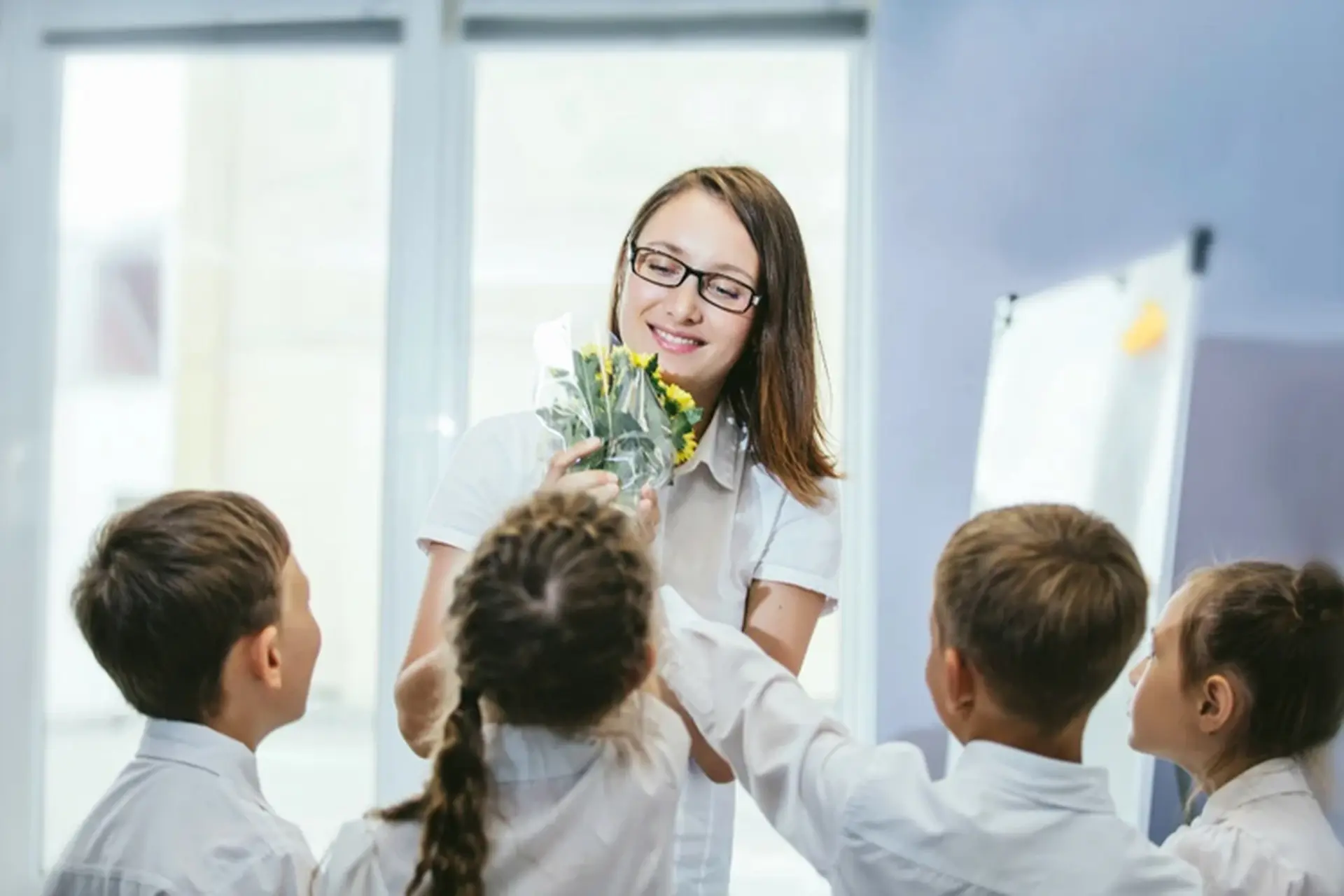 Gợi ý quà tặng 20/10 cho cô giáo - Top 13 món quà tinh tế và ý nghĩa, thể hiện lòng tri ân
