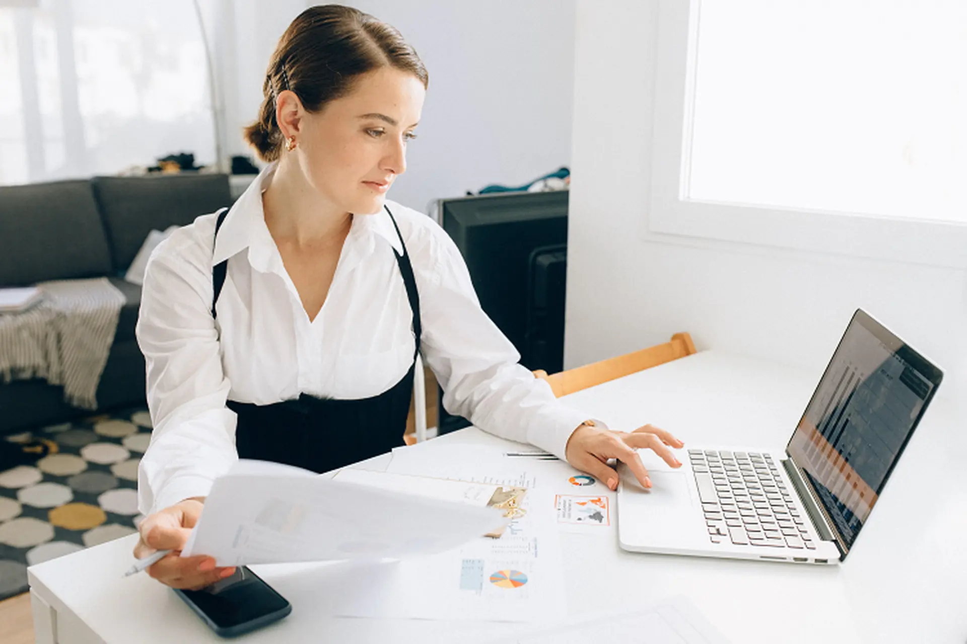 Quản lý bán hàng là gì? Giải mã công việc “vừa lo số, vừa giữ người”