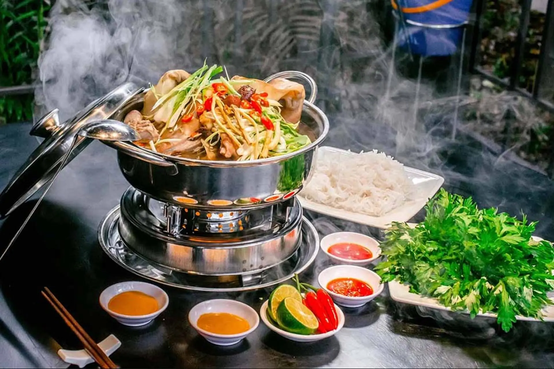 Khám phá các loại rau ăn lẩu dê đặc sắc, khiến món ăn thêm ngon miệng và hấp dẫn