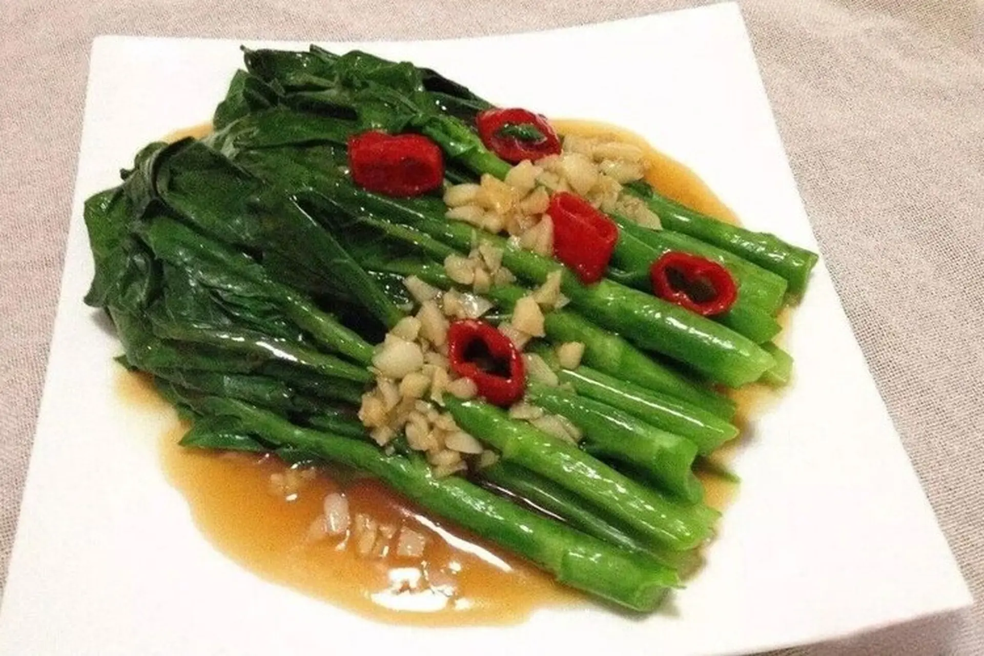 Rau cải làn xào tỏi chế biến theo 2 cách đảm bảo hương vị thơm ngon, đậm đà đưa cơm