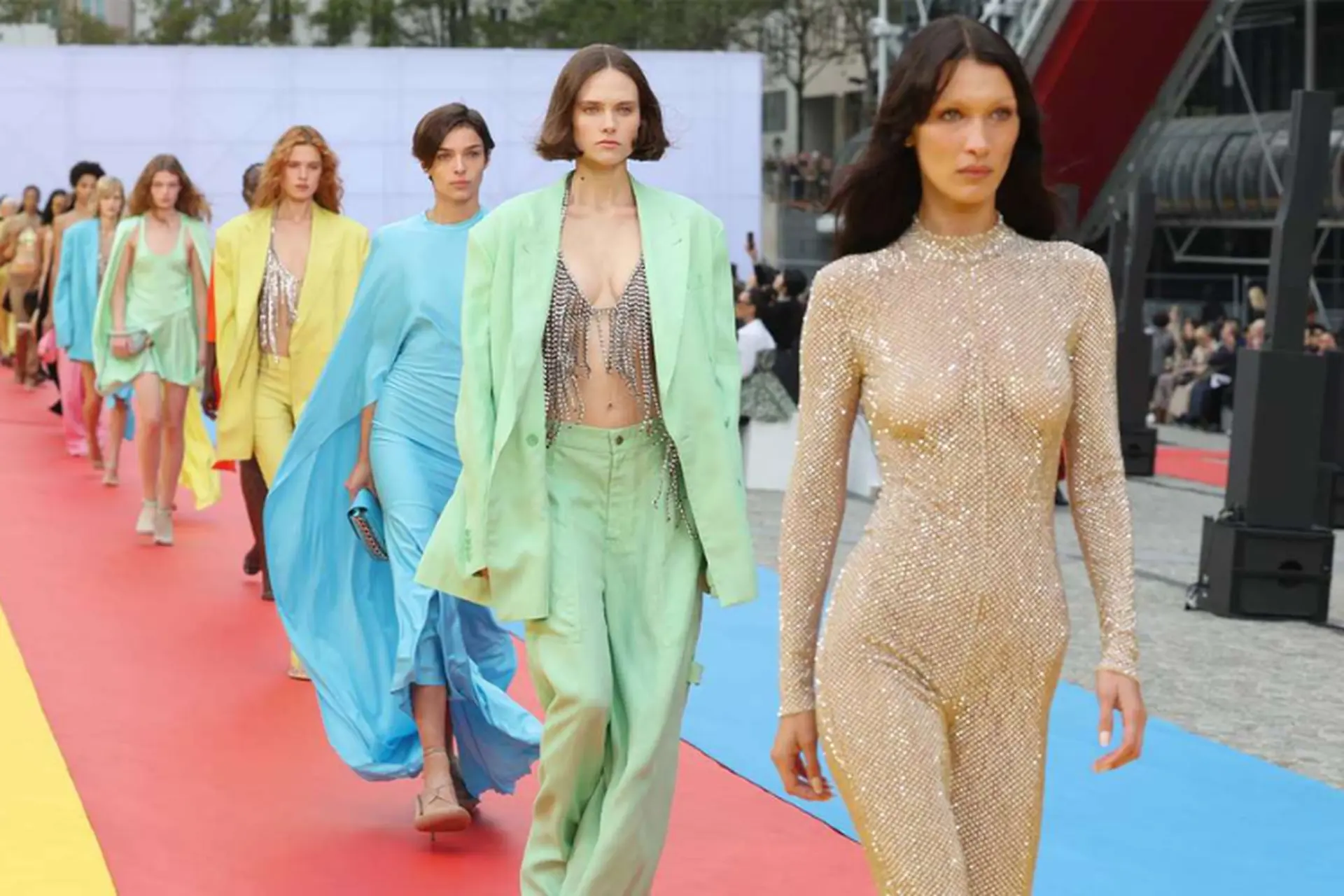 Ready-to-wear là gì? Tìm hiểu thời trang may sẵn và vai trò trong ngành thời trang