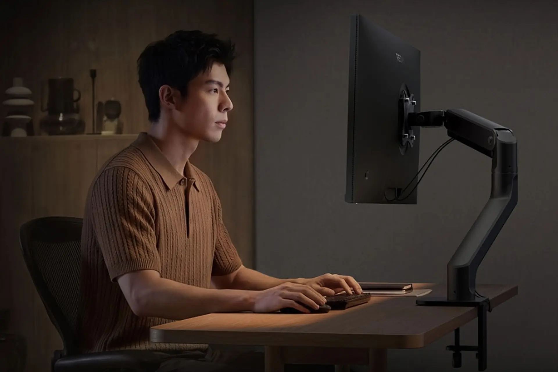 REDMI Monitor Arm ra mắt: “Cân” màn hình đến 9 kg, điều chỉnh 5 hướng, giấu dây gọn gàng