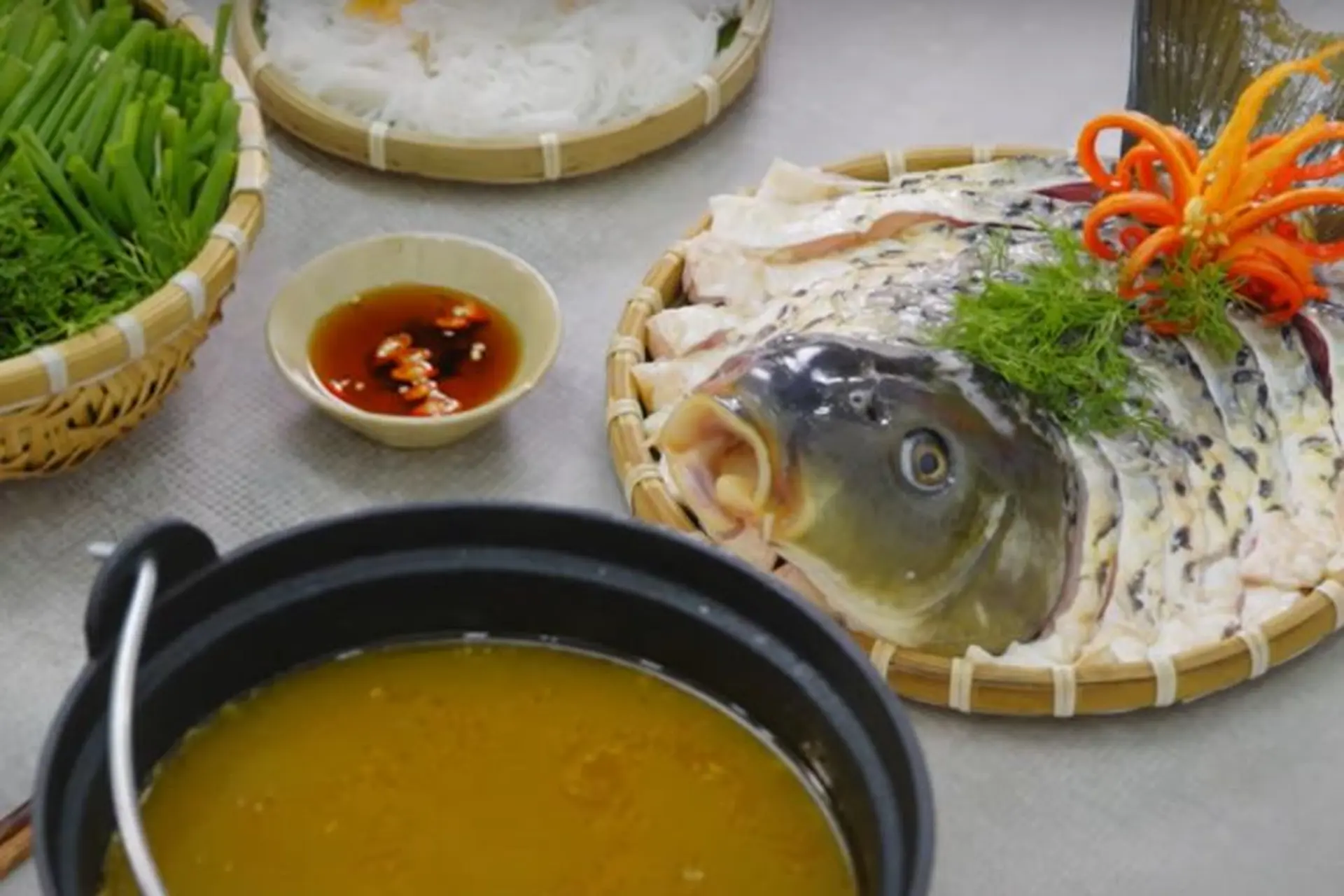 Vào bếp nấu lẩu riêu cá chép nóng hổi, ngọt thơm đậm đà chiêu đãi cả nhà ngày cuối tuần