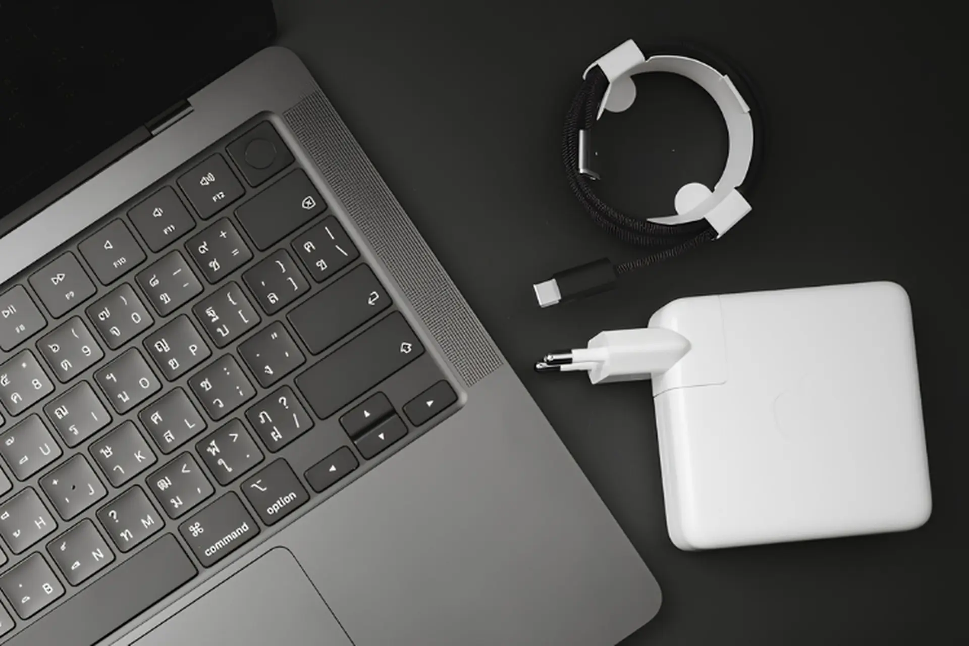 Sạc MacBook có sạc được iPhone không? Một số lưu ý nhất định phải biết để đảm bảo an toàn