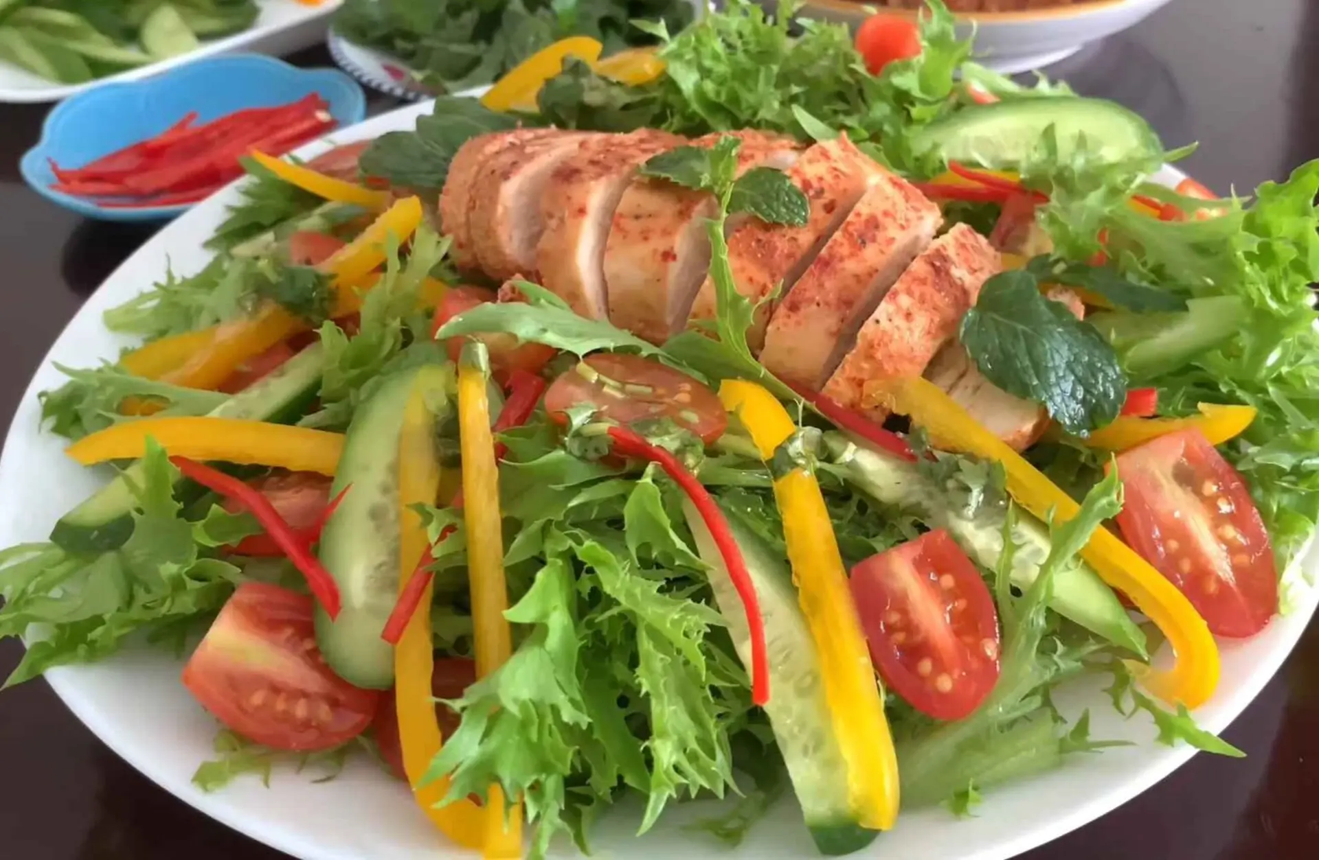 Cách làm salad ức gà không bị khô, đơn giản mà ngon bất bại, ăn hoài không ngán!