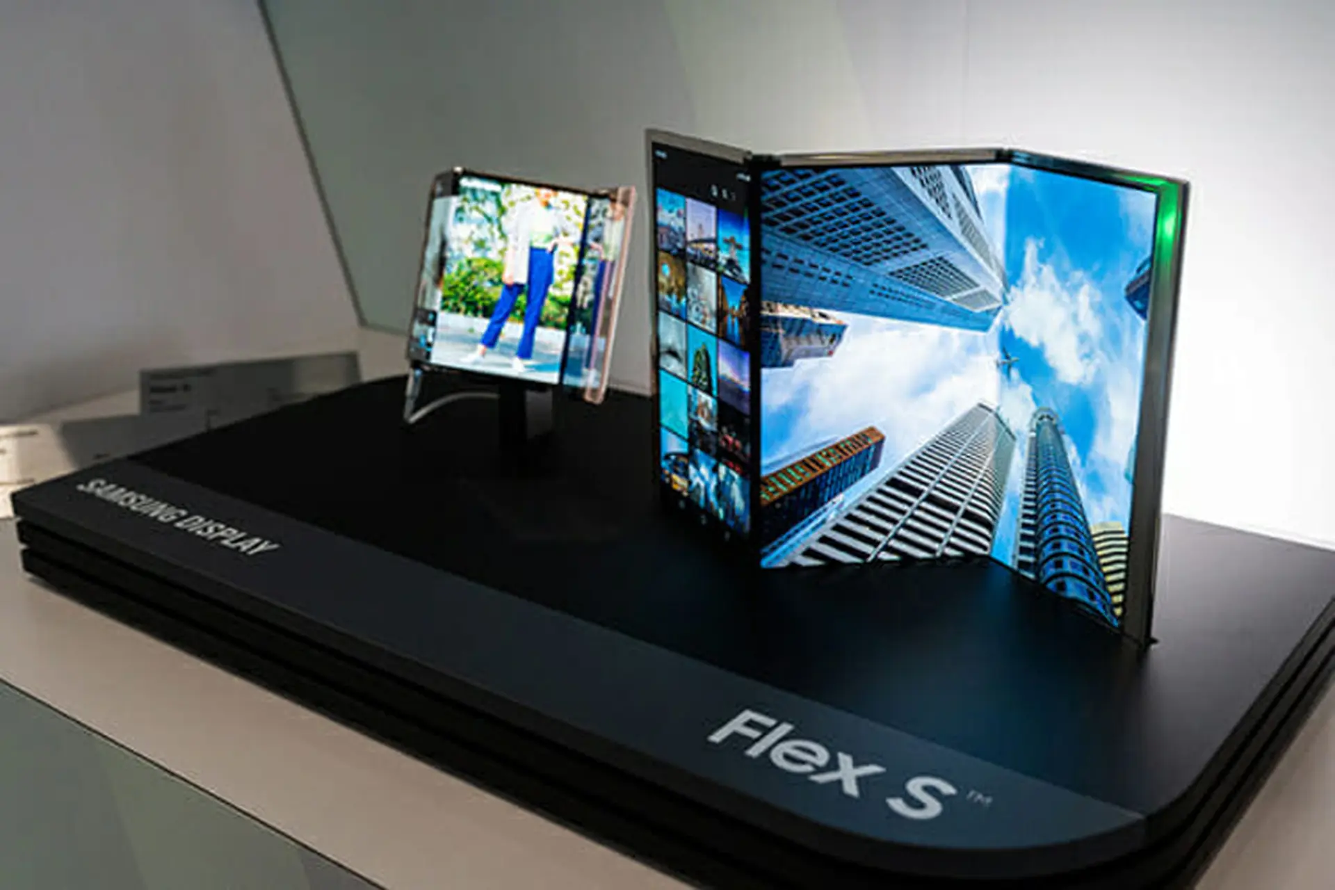 Samsung có thể đang phát triển smartphone màn hình gập ba