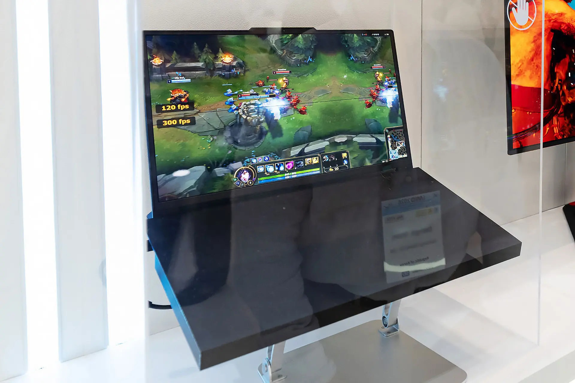 Samsung trình làng màn hình OLED laptop 300 Hz đầu tiên thế giới