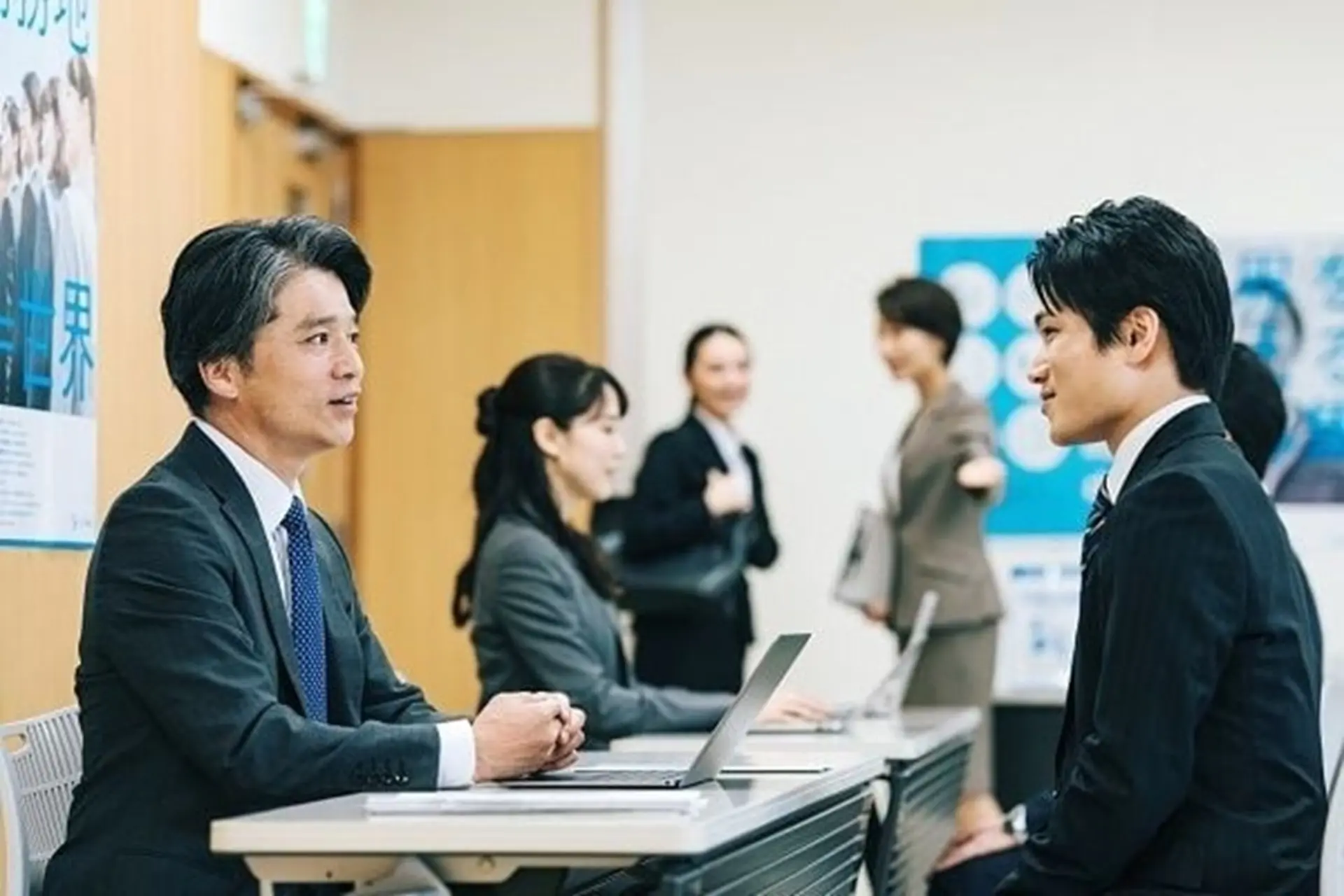 Senpai là gì? Ý nghĩa, nguồn gốc và cách sử dụng trong văn hóa Nhật Bản