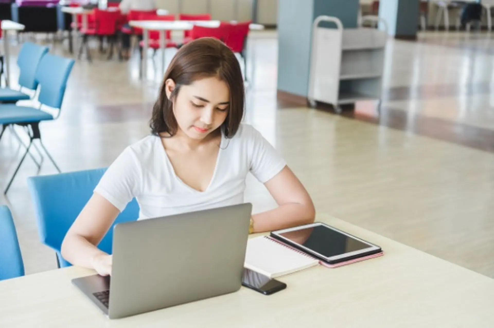 Sinh viên năm nhất có cần laptop không? Phân tích lợi ích và thời điểm nên mua
