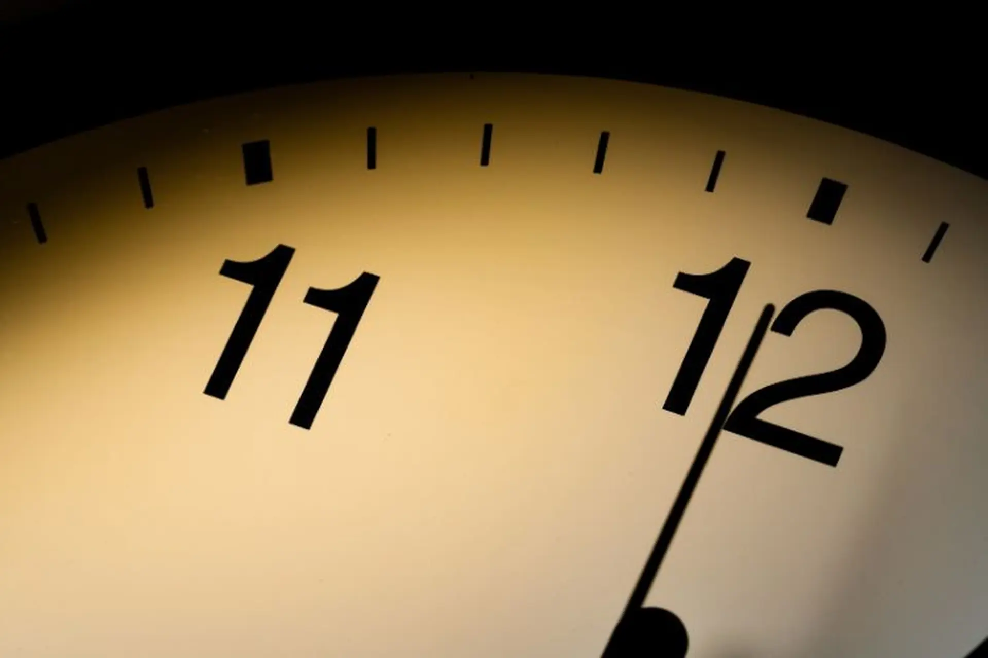 Giải đáp thắc mắc 12 giờ trưa là AM hay PM? Ký hiệu AM và PM có ý nghĩa là gì?