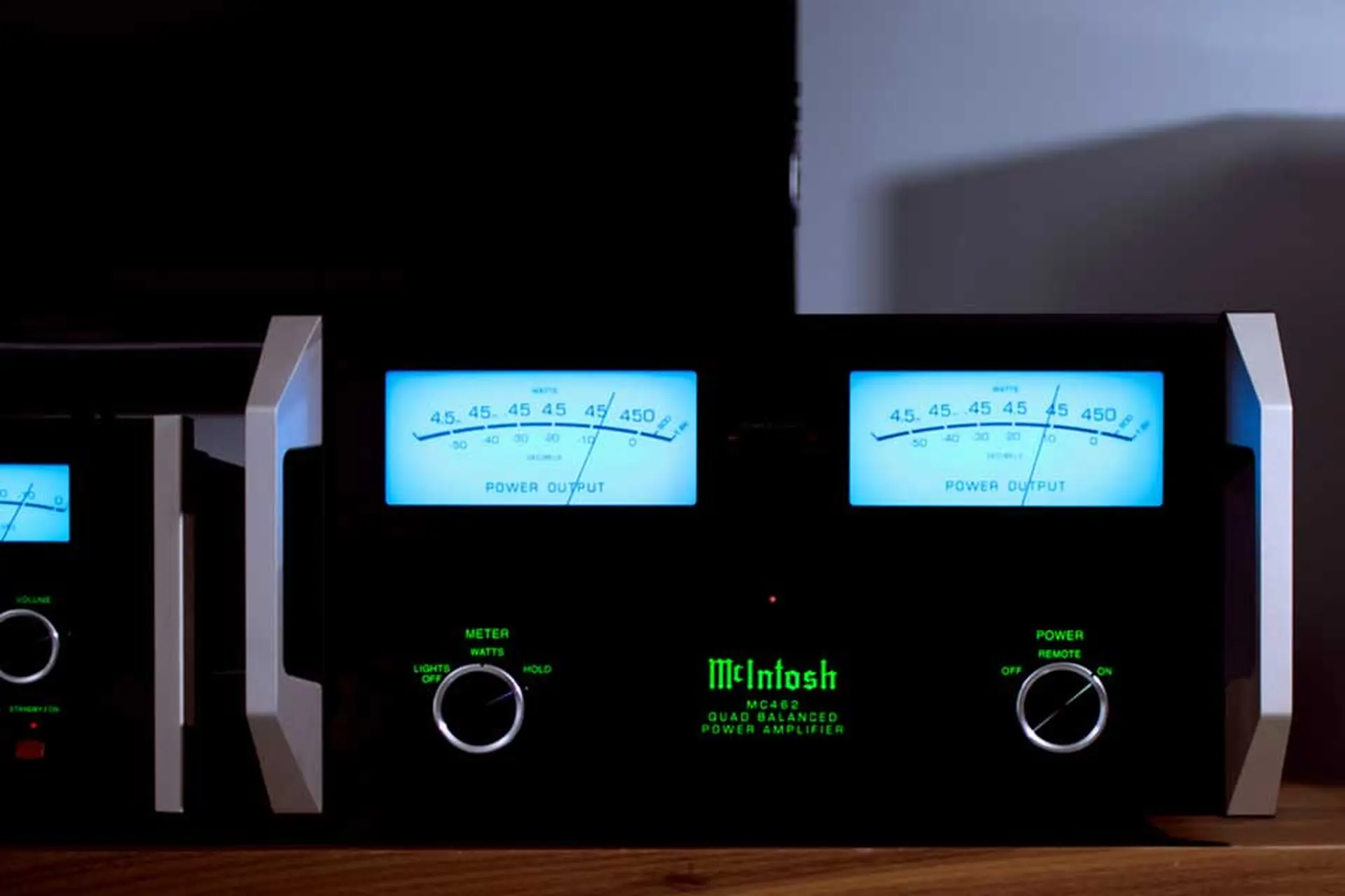 Amply 2 kênh là gì? Những điều bạn cần biết để lựa chọn thiết bị âm thanh phù hợp