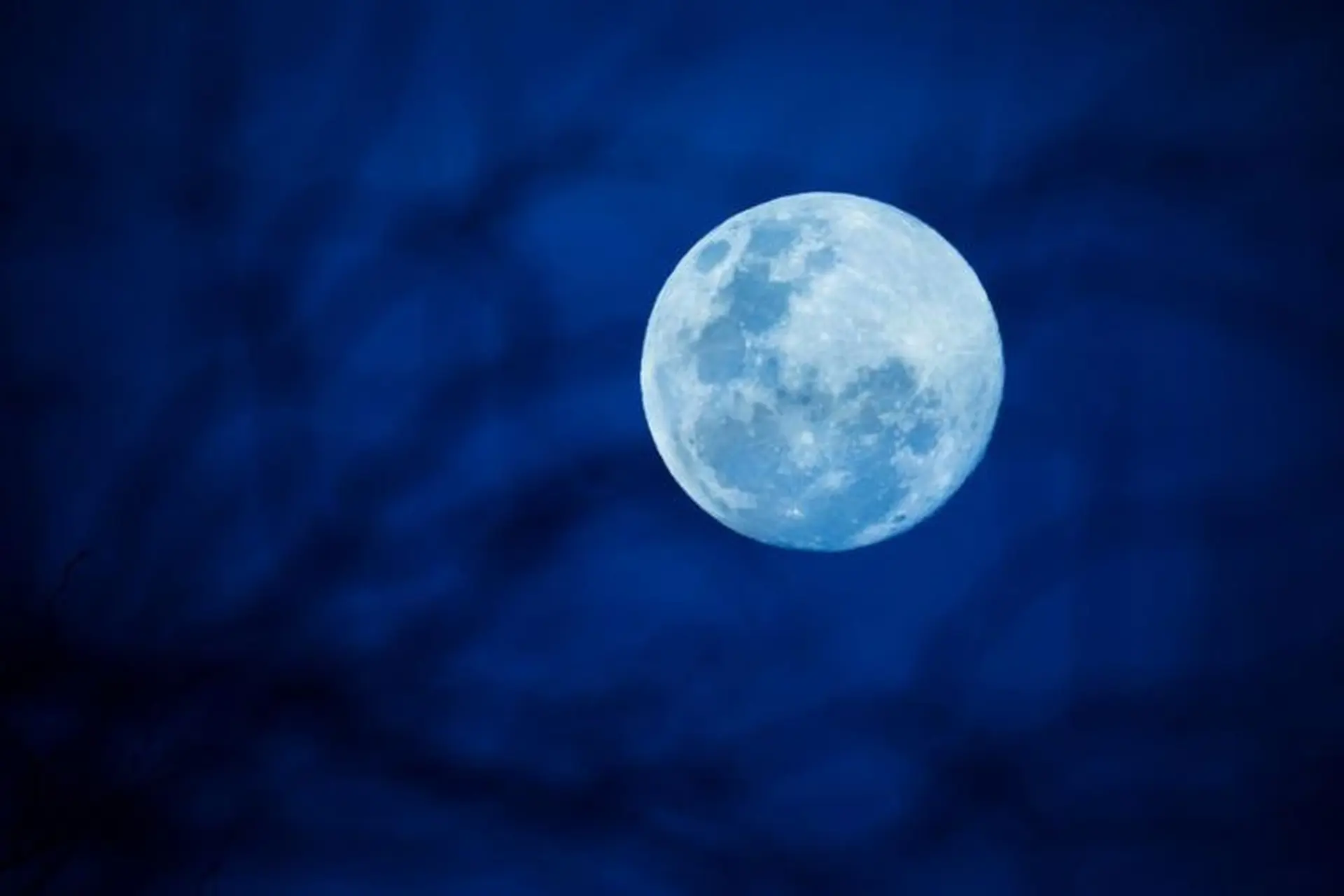 Bạch nguyệt quang là gì? Tìm hiểu nguồn gốc và ý nghĩa của cụm từ bạch nguyệt quang