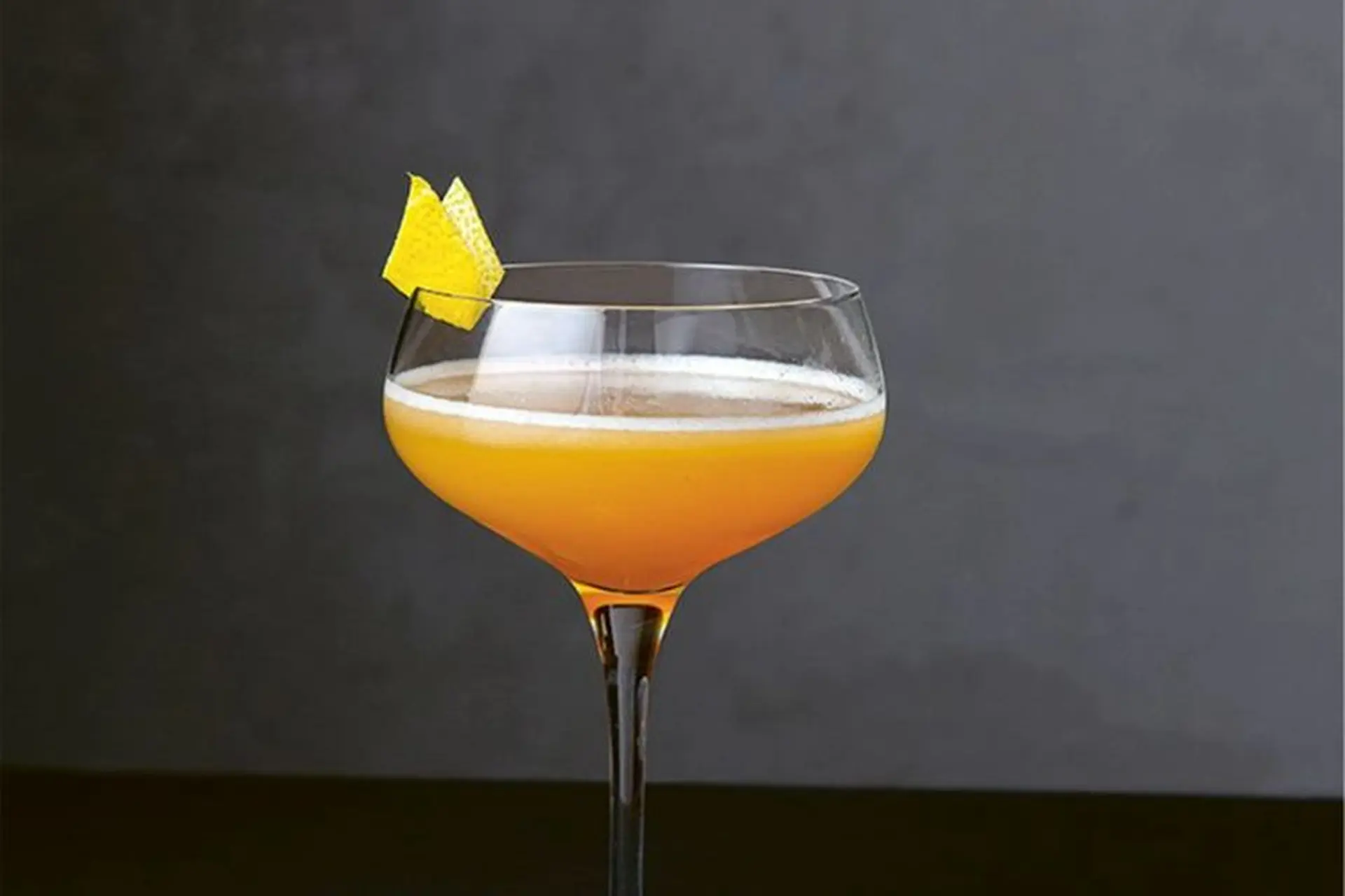 Cocktail Sidecar là gì? Hướng dẫn từng bước pha chế món cocktail Sidecar chuẩn vị