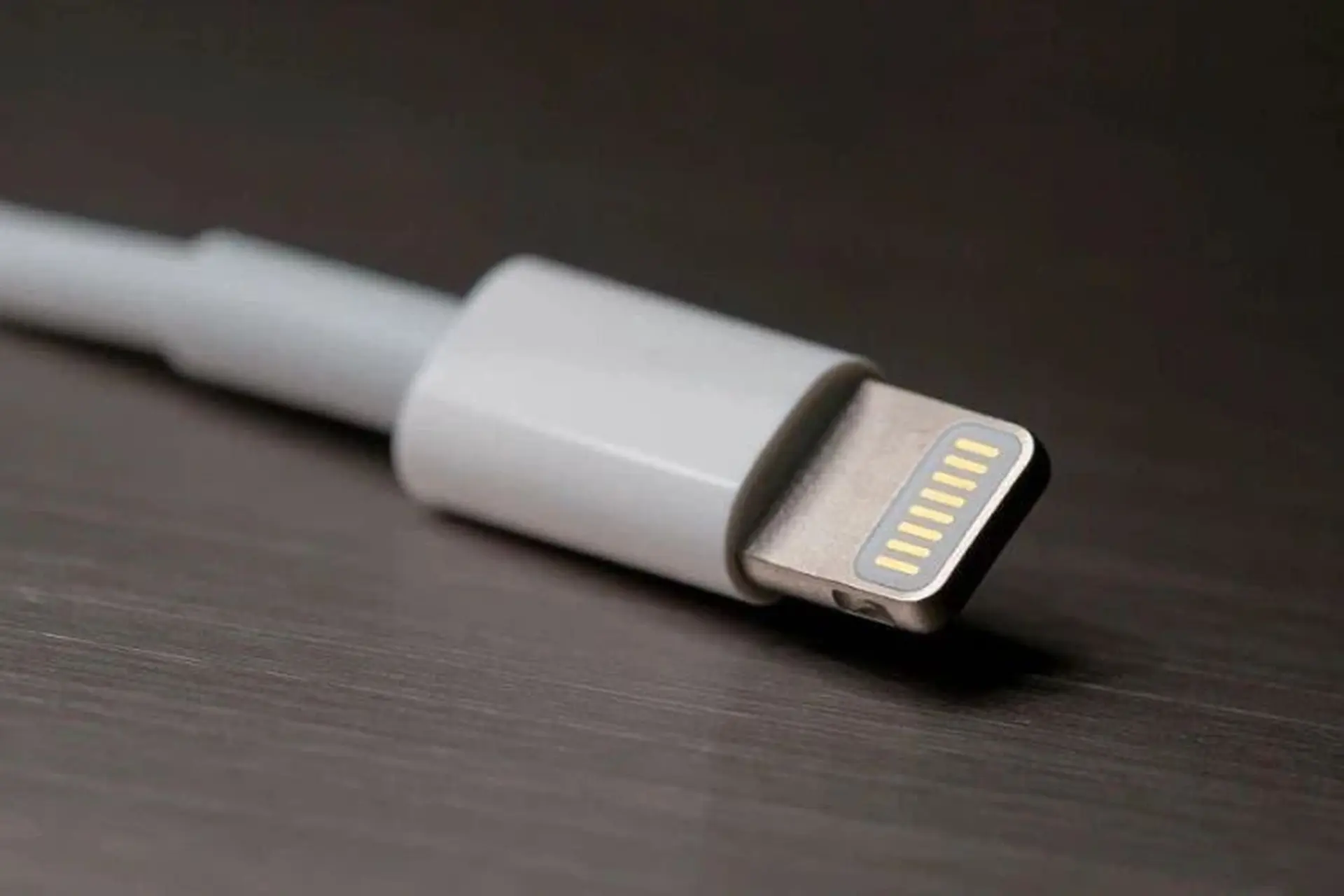 Đầu nối Lightning là gì? Cổng sạc Lightning và USB Type-C có những điểm gì khác nhau?