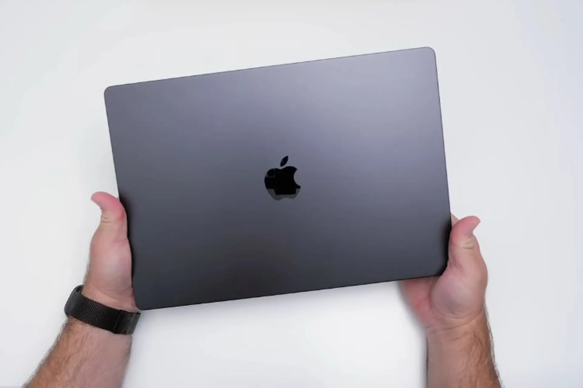 Giá MacBook Pro M4 Max mới nhất là bao nhiêu? Có nên mua ở thời điểm hiện tại hay không?