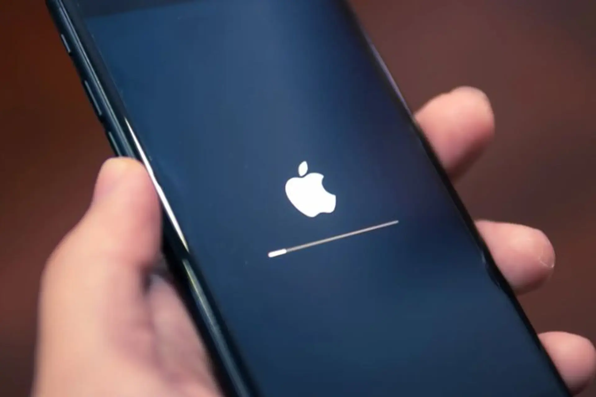 iPhone 12 Pro Max bị treo táo nhấp nháy và những dấu hiệu cảnh báo người dùng