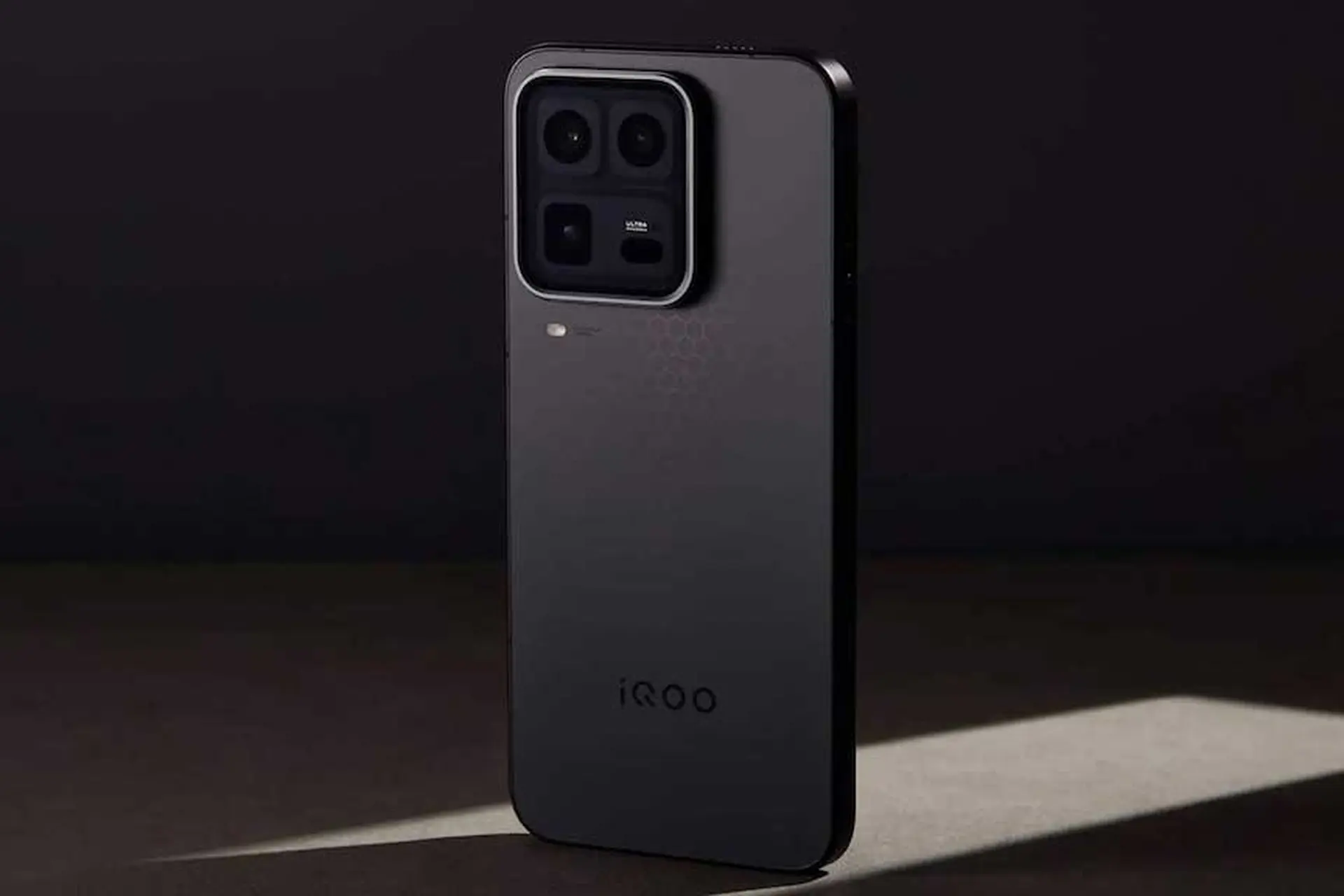 iQOO 16 khuấy động phân khúc flagship: Màn hình 2K có thể đạt 185 Hz, camera 200 MP