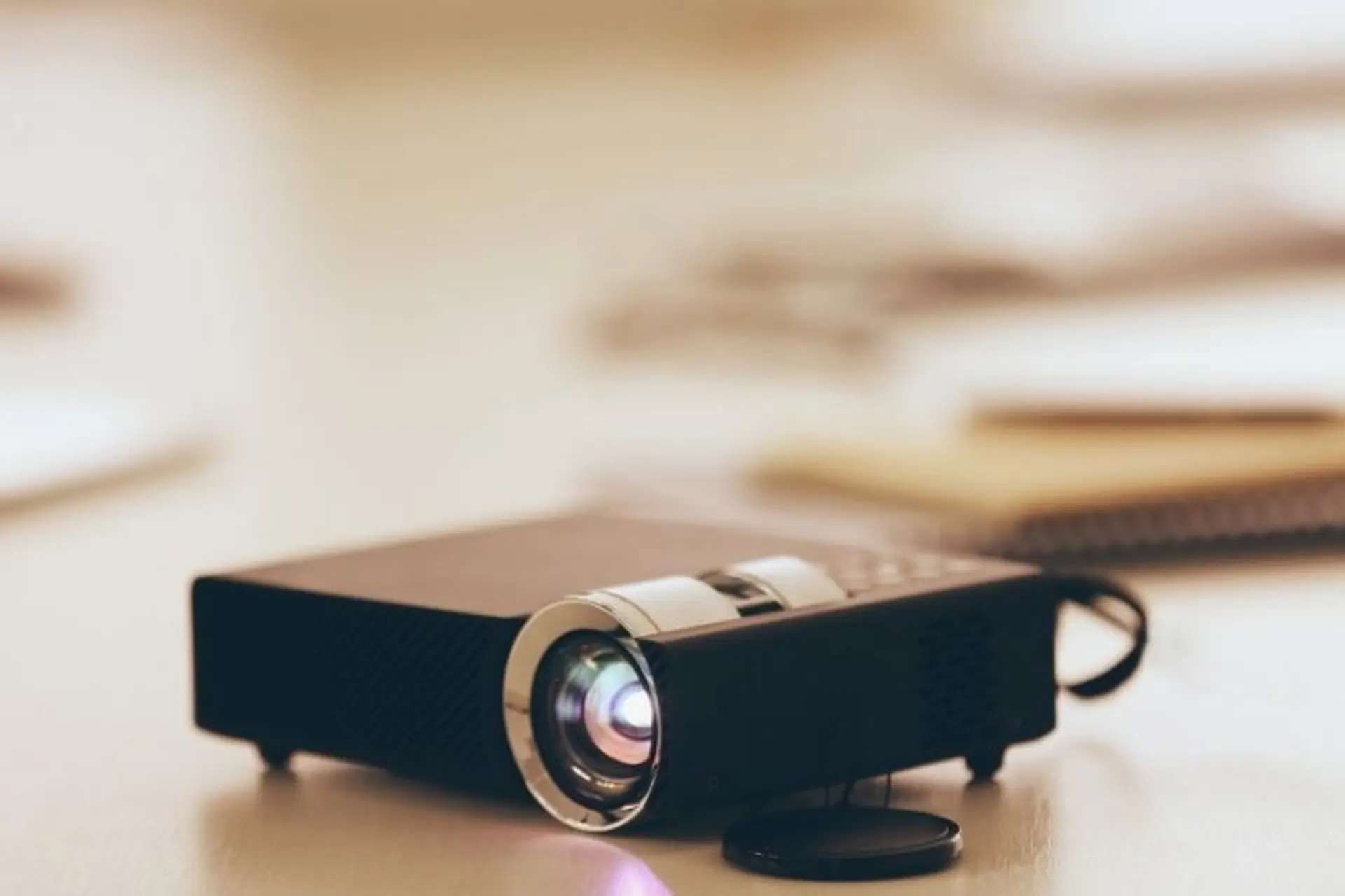 Máy chiếu laser là gì? Tìm hiểu về đặc điểm, ưu điểm và những điều cần biết về máy chiếu laser