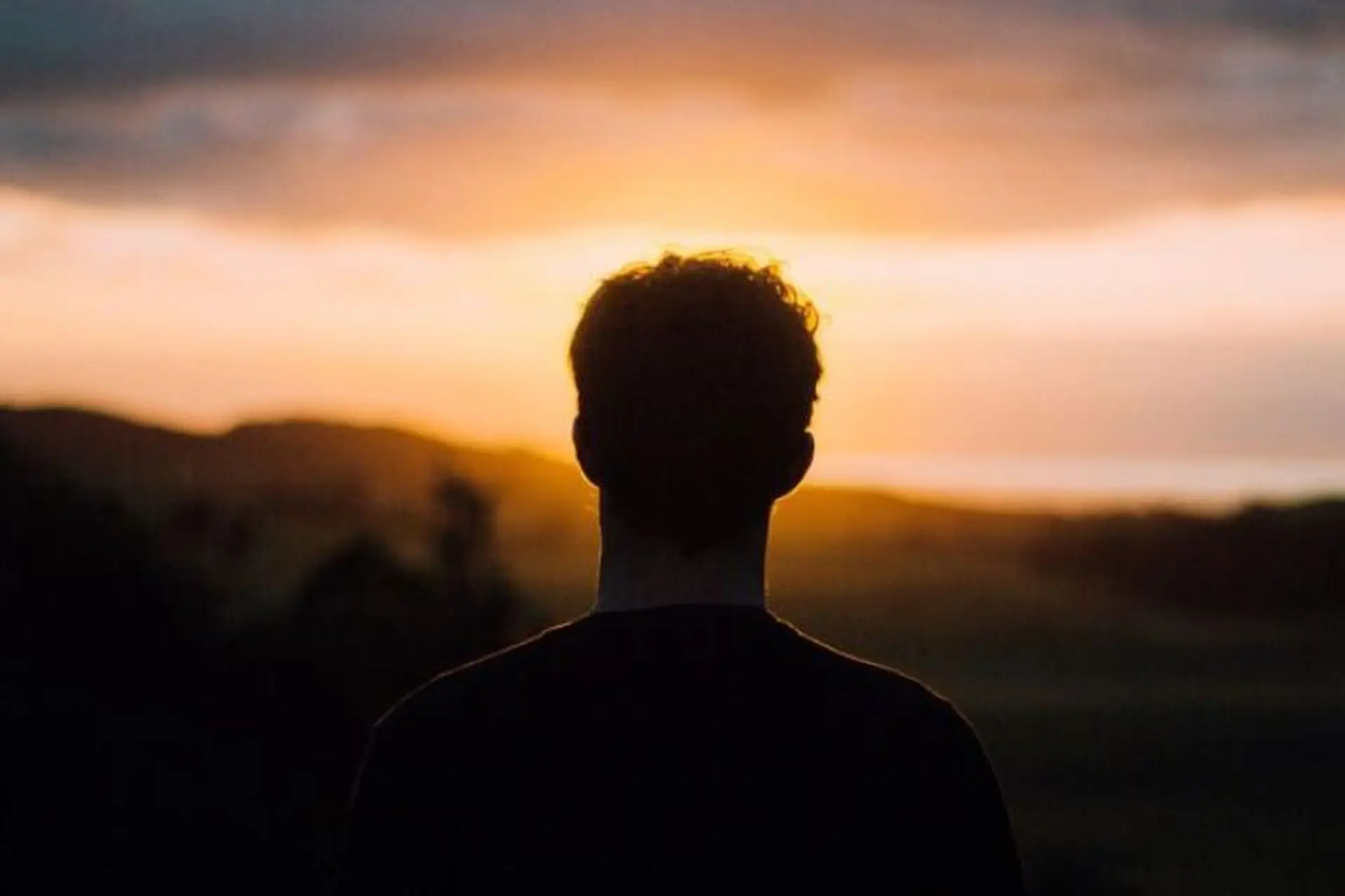 Tổng hợp những đoạn thơ buồn ngắn 2 câu về tình yêu và về cuộc sống cực hay