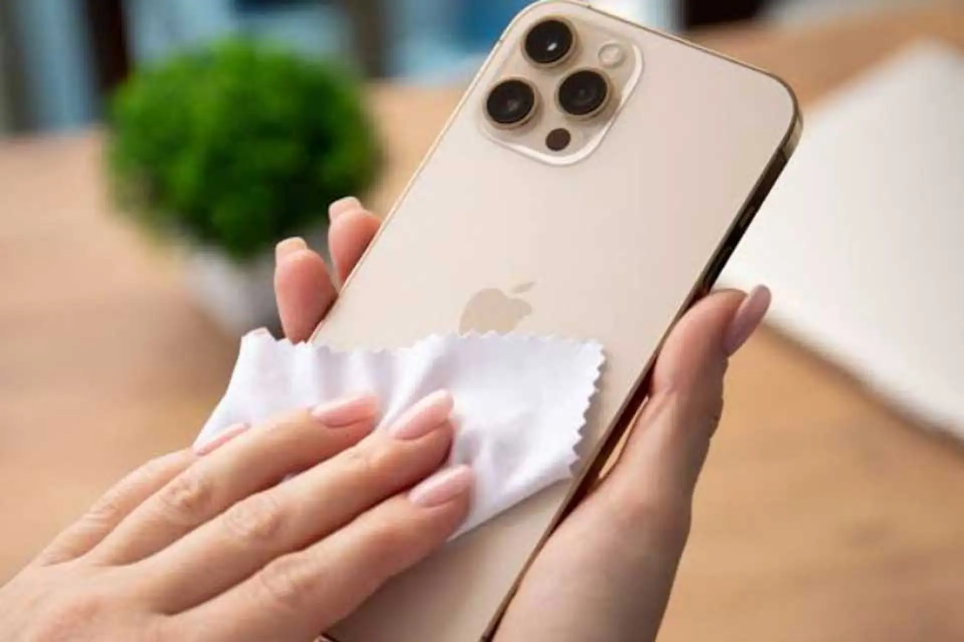 Mẹo vệ sinh iPhone đúng cách để máy luôn sáng đẹp, hạn chế bám bẩn và trầy xước