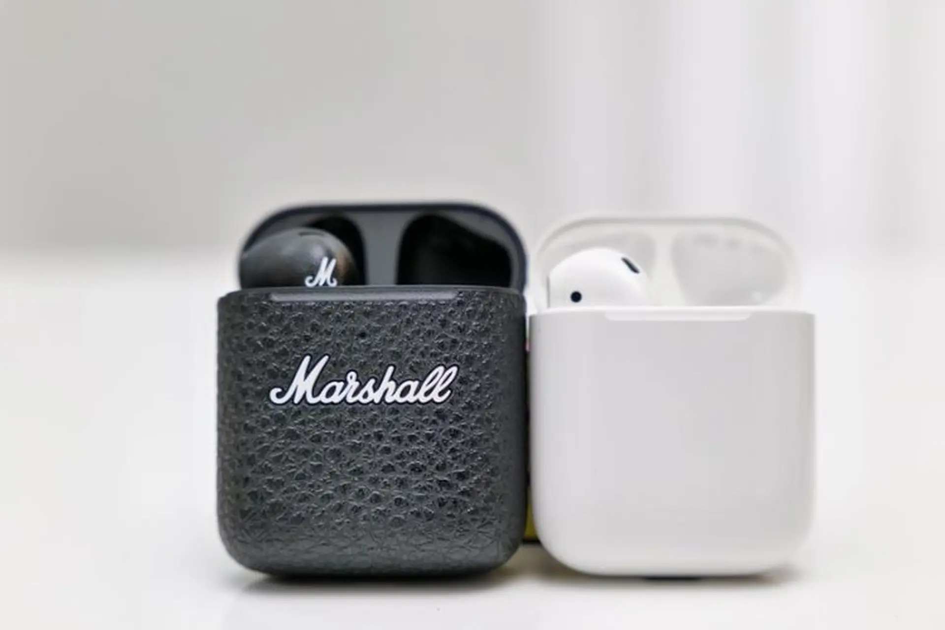 So sánh Marshall Minor 3 và AirPods 2 - Cùng xem đâu là lựa chọn xuất sắc hơn!