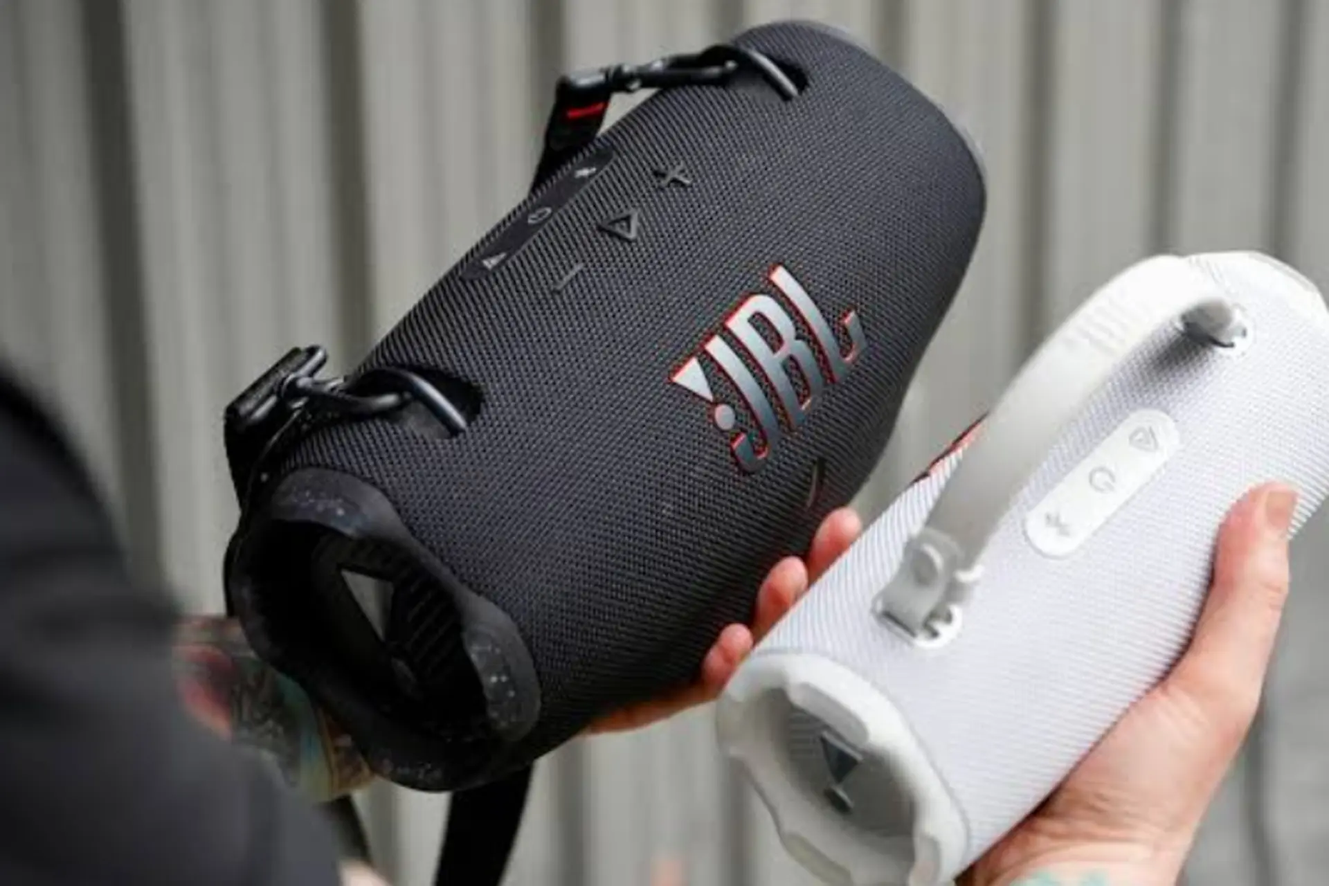 So sánh JBL Charge 6 và JBL Xtreme 4: Nên mua mẫu loa nào để thỏa mãn đam mê giải trí mọi nơi?