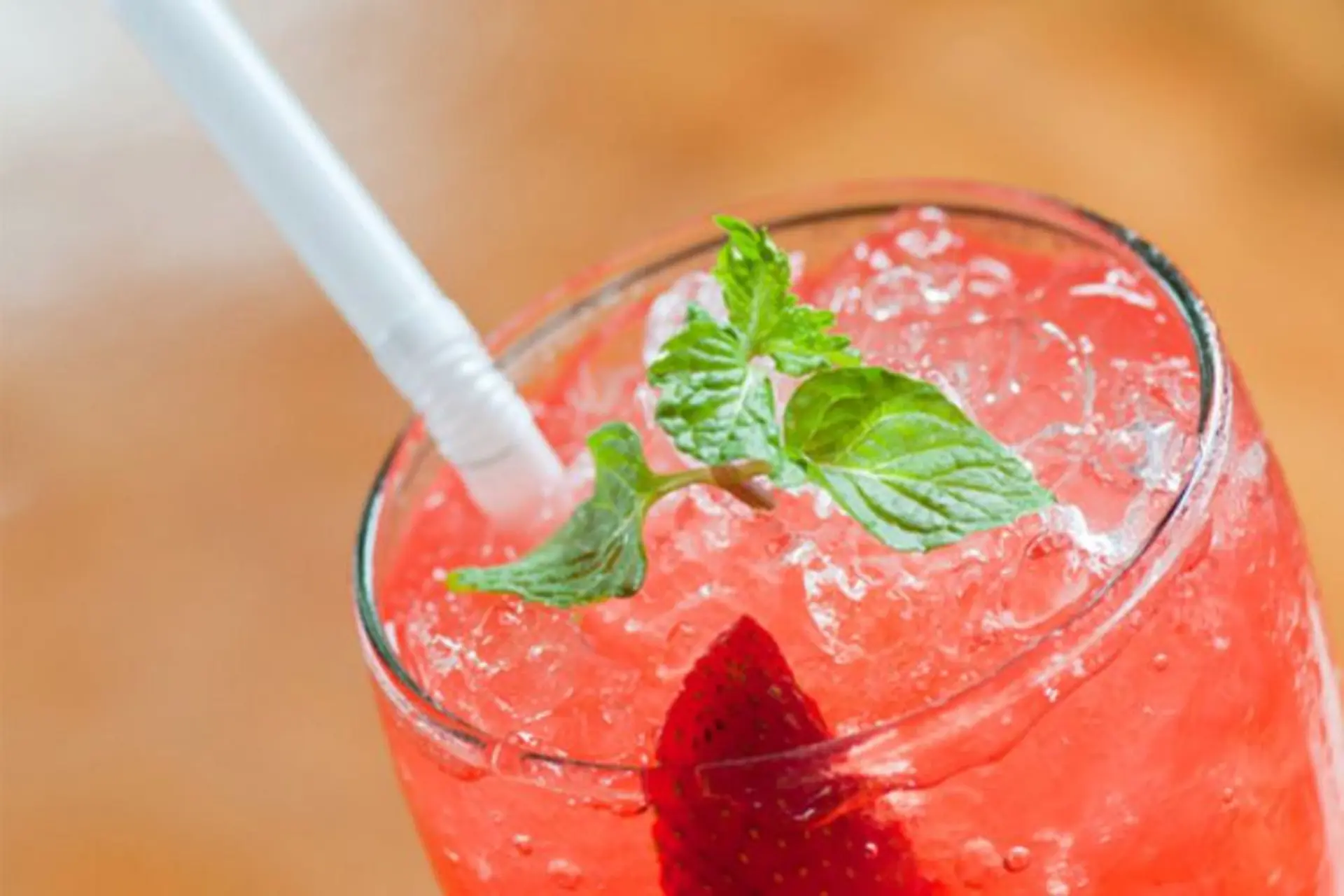 Hướng dẫn một số cách làm soda dâu thanh mát, giải nhiệt hiệu quả trong những ngày nóng