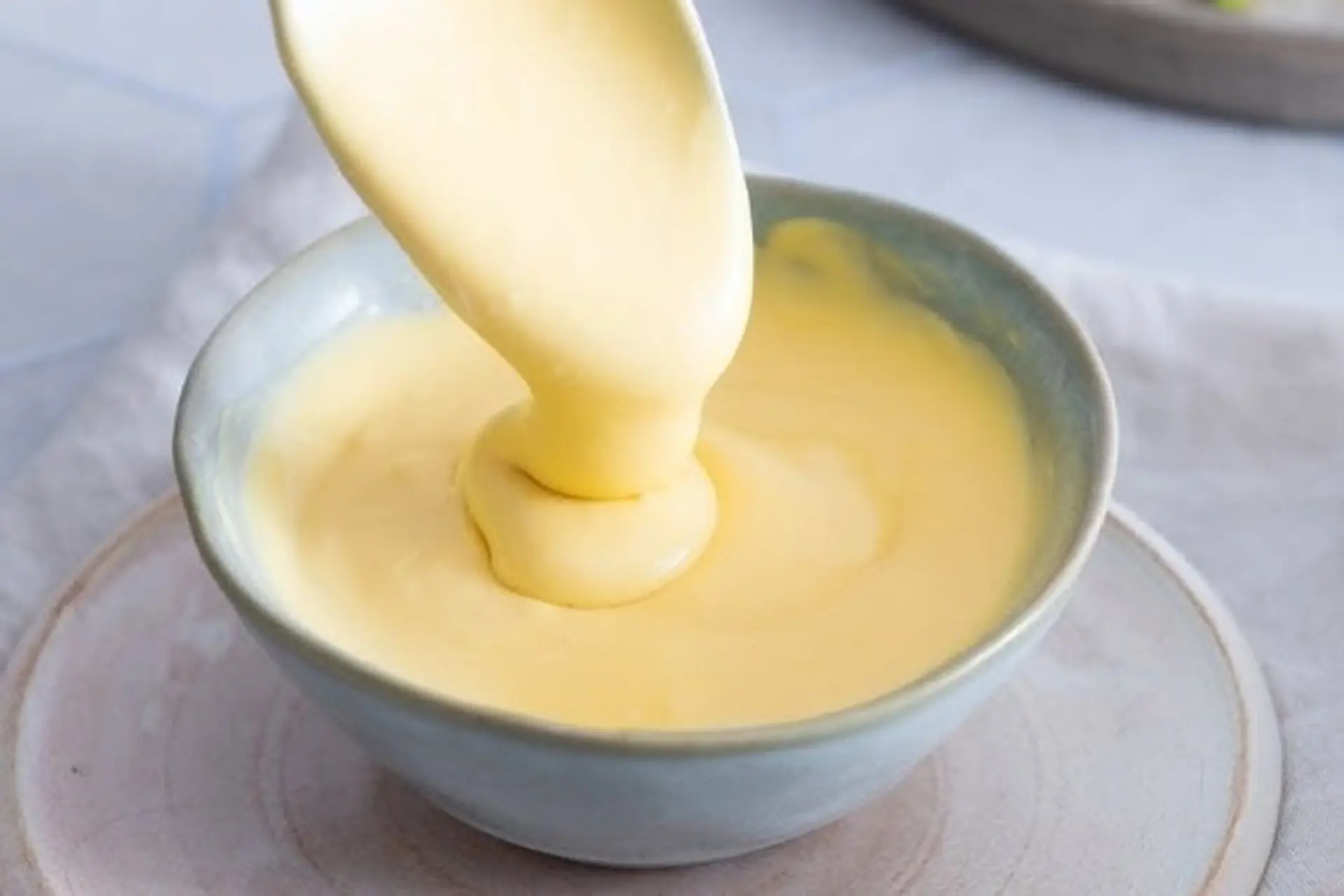 Chia sẻ cách làm sốt Hollandaise chua béo, nâng tầm hương vị món ăn chỉ với vài nguyên liệu đơn giản