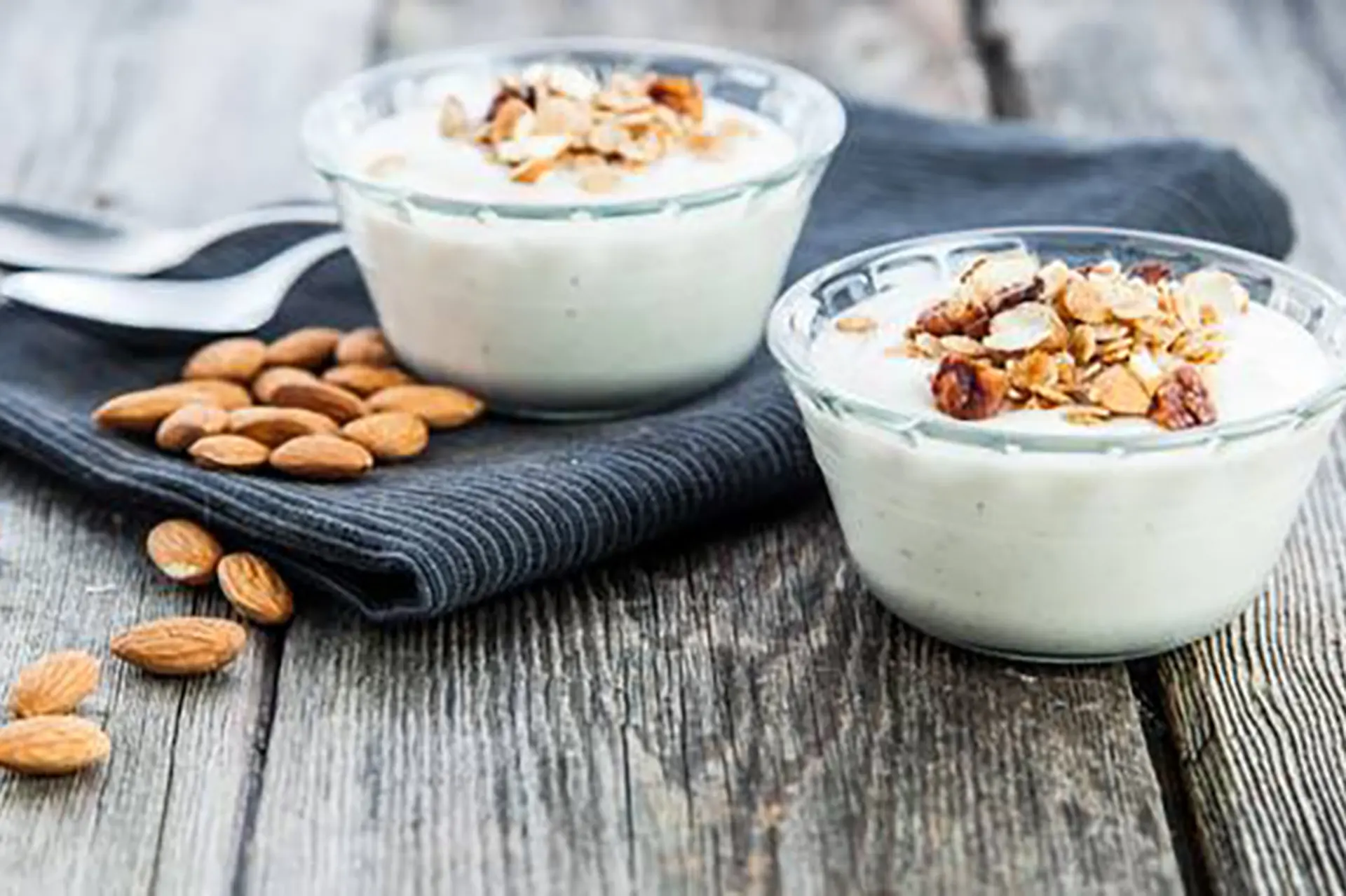 Chia sẻ cách làm sữa chua hạnh nhân thơm ngon cực dễ tại nhà, chị em lưu lại ngay!
