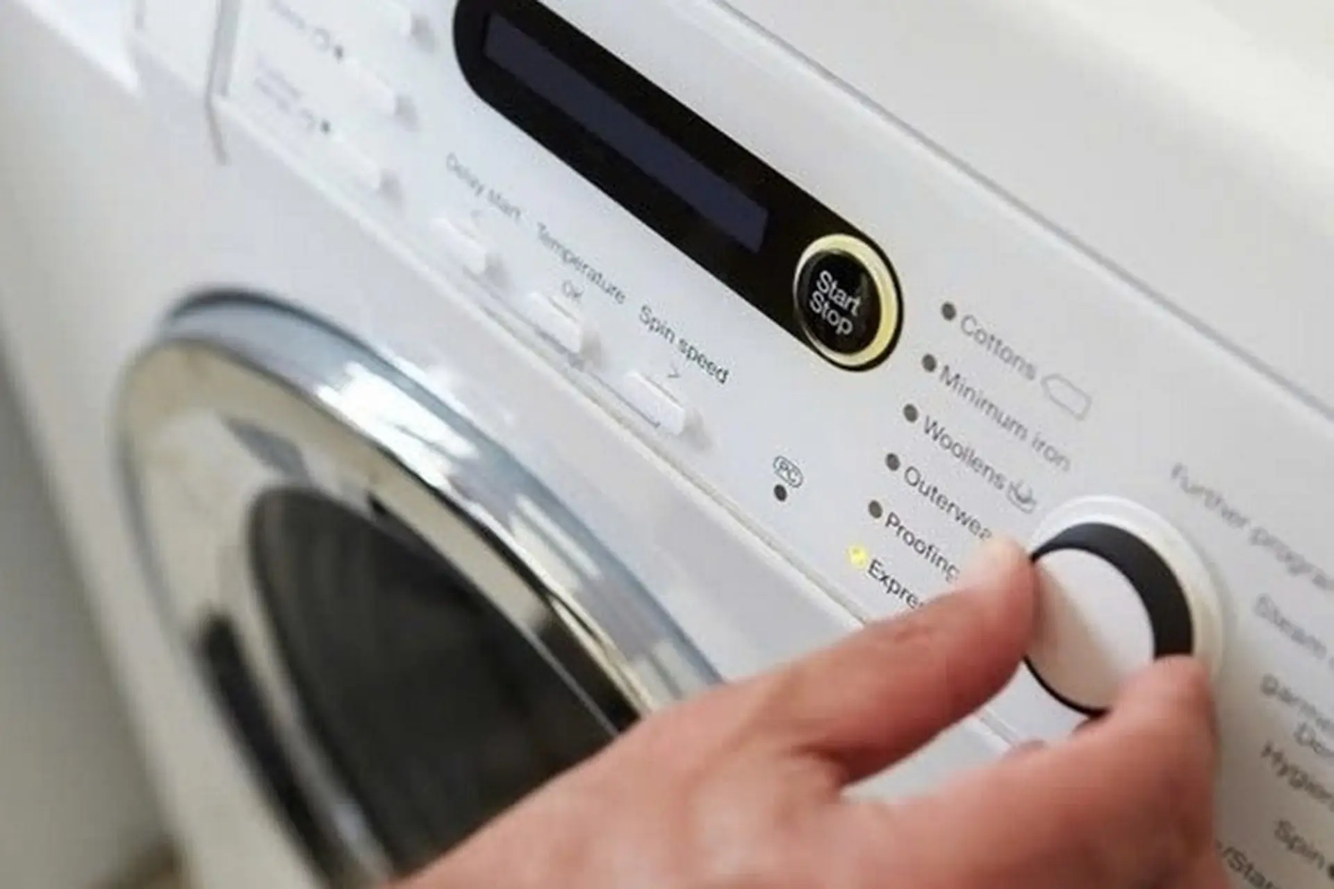 Sửa máy giặt không cấp nước giá bao nhiêu? Tìm hiểu nguyên nhân và biện pháp khắc phục sự cố