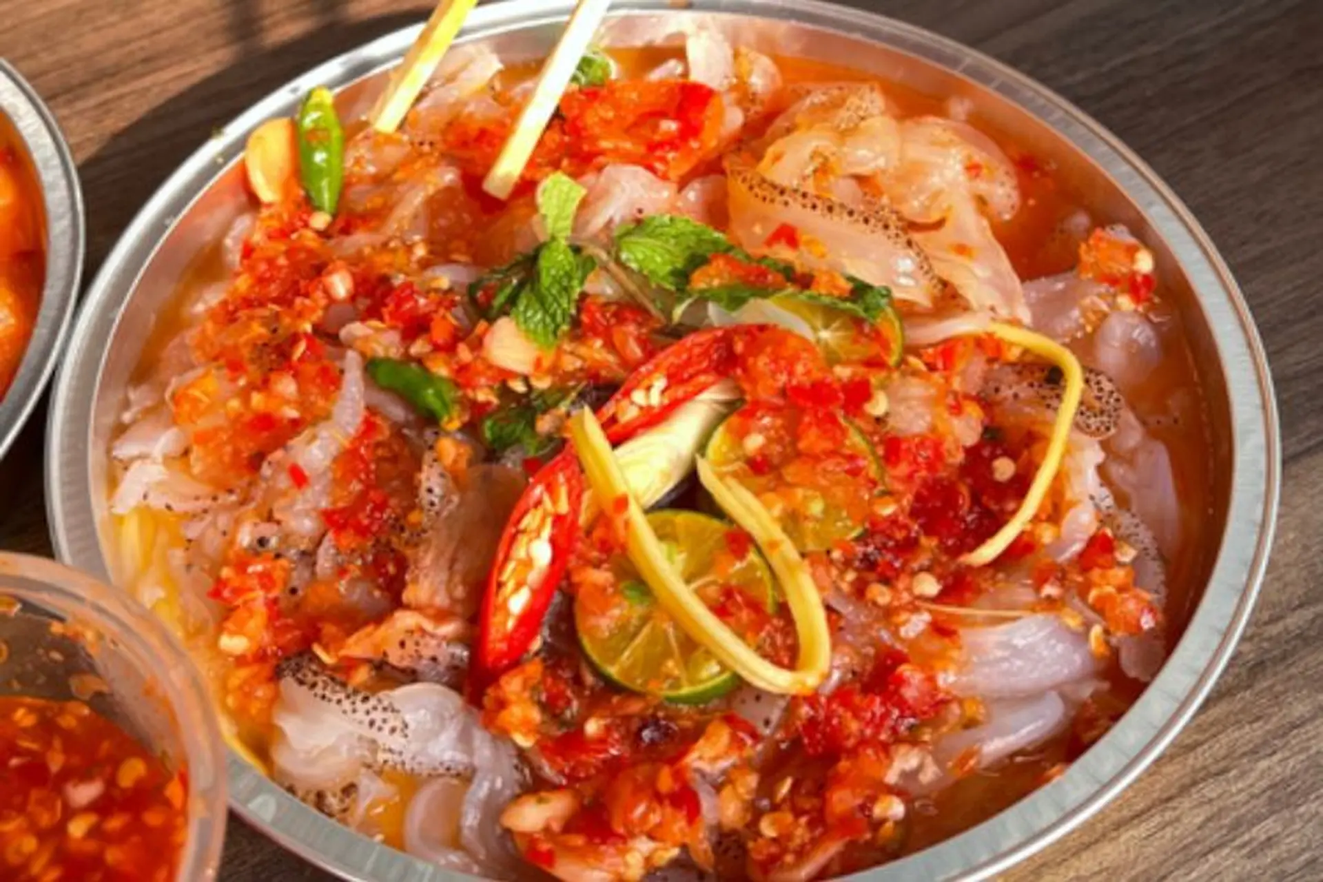 Vào bếp trổ tài làm món sứa sốt Thái cay cay, chua chua bắt miệng mời mọi người thưởng thức