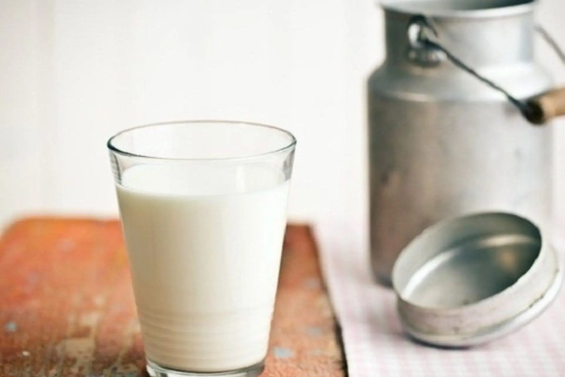 Sữa tách béo là gì? Tác dụng, cách phân biệt và những lưu ý quan trọng khi sử dụng sữa tách béo