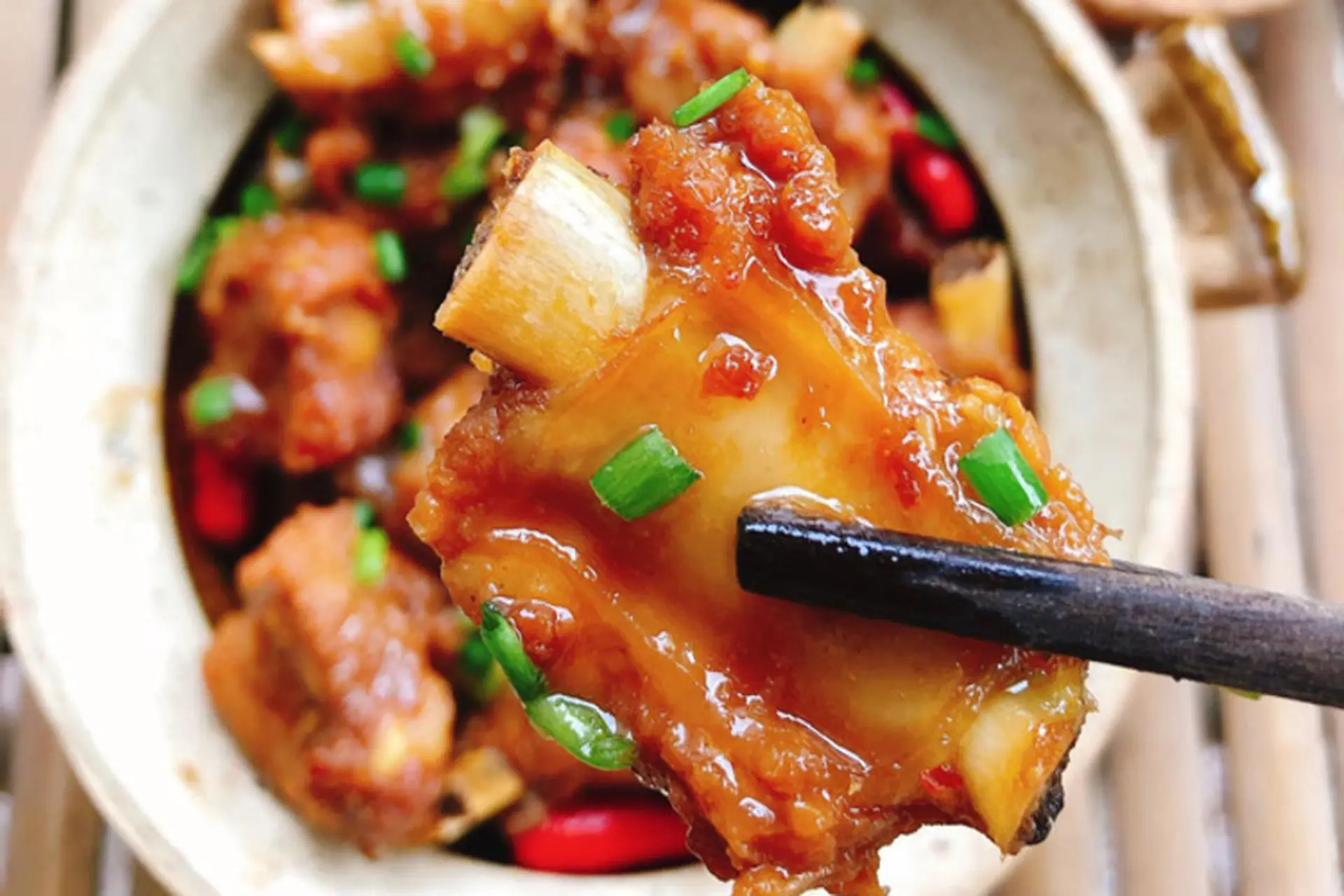 Hướng dẫn bạn cách làm sườn kho tiêu đậm vị, đơn giản cho bữa cơm gia đình