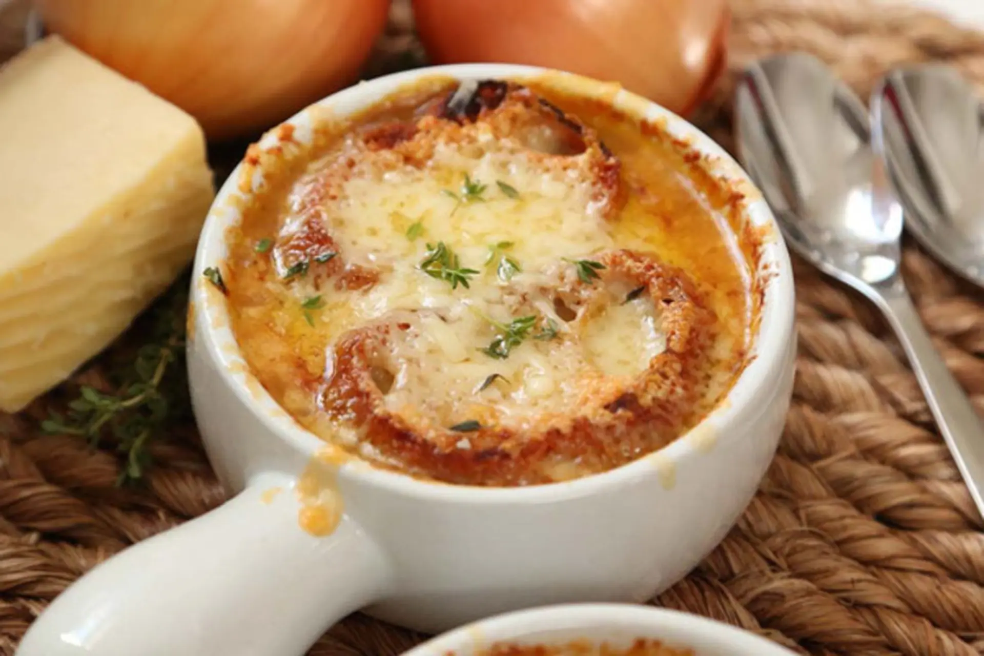 Bật mí cách nấu súp hành tây chuẩn vị Pháp tại nhà đơn giản trong một nốt nhạc