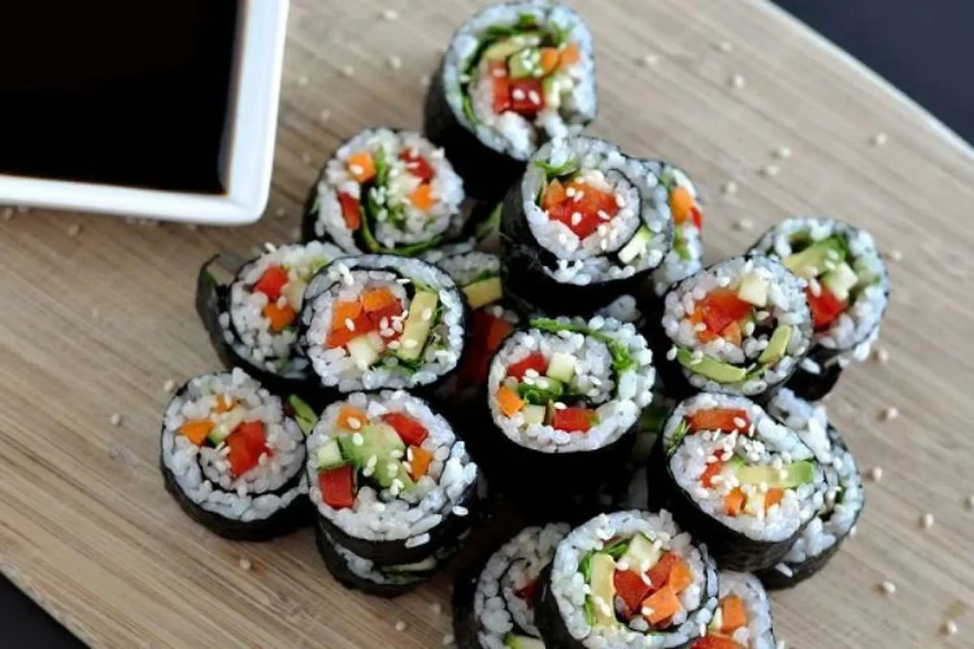 Học ngay những cách làm sushi chay để giúp thực đơn ăn chay của gia đình thêm hấp dẫn