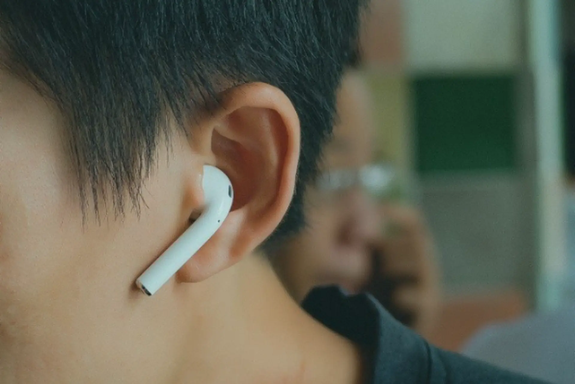 Tai nghe Bluetooth có hại không? Giải đáp chi tiết và cách đeo tai nghe an toàn